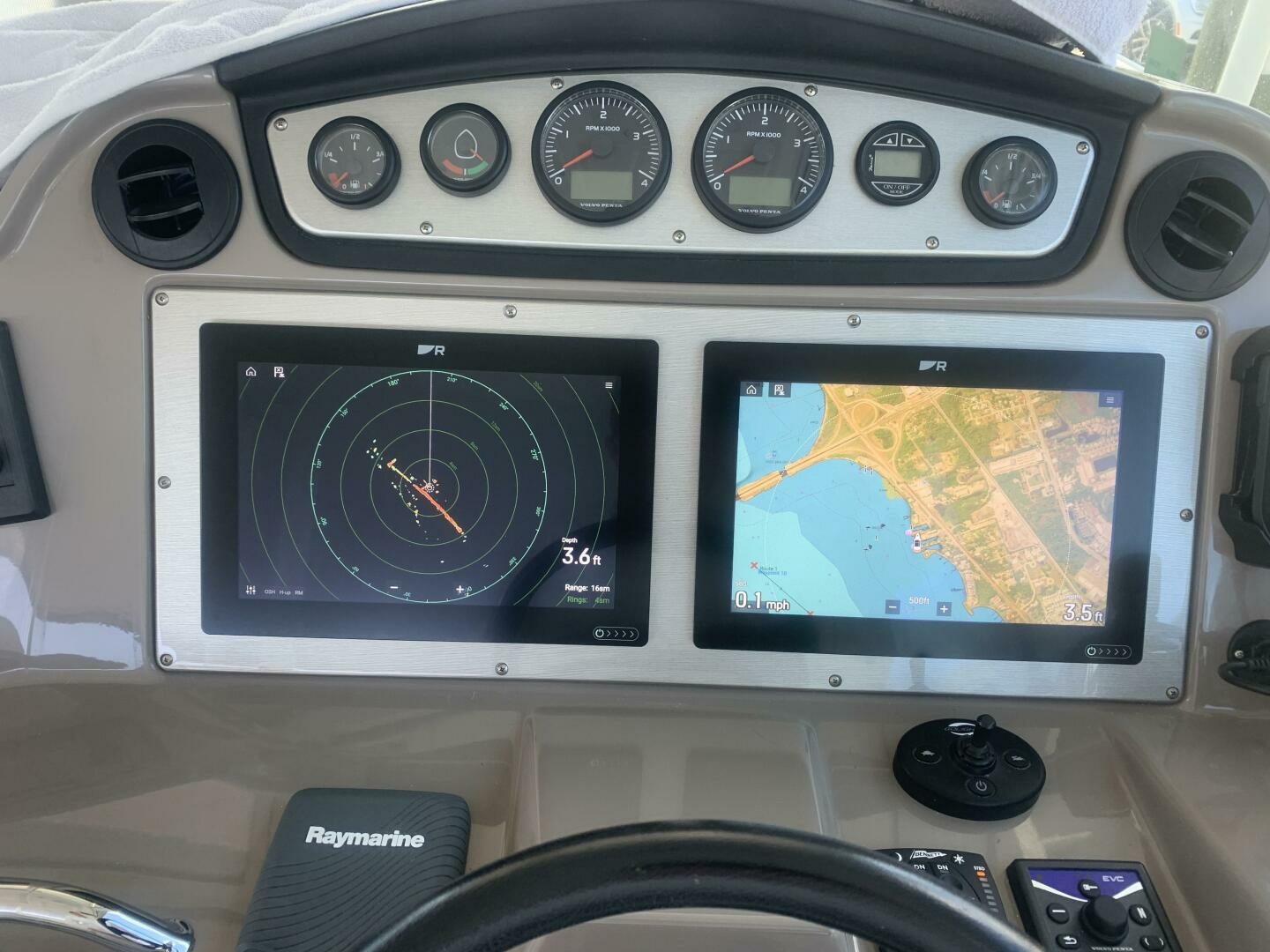 2011 Cruisers Yachts 420 Sports Coupe - Image 24