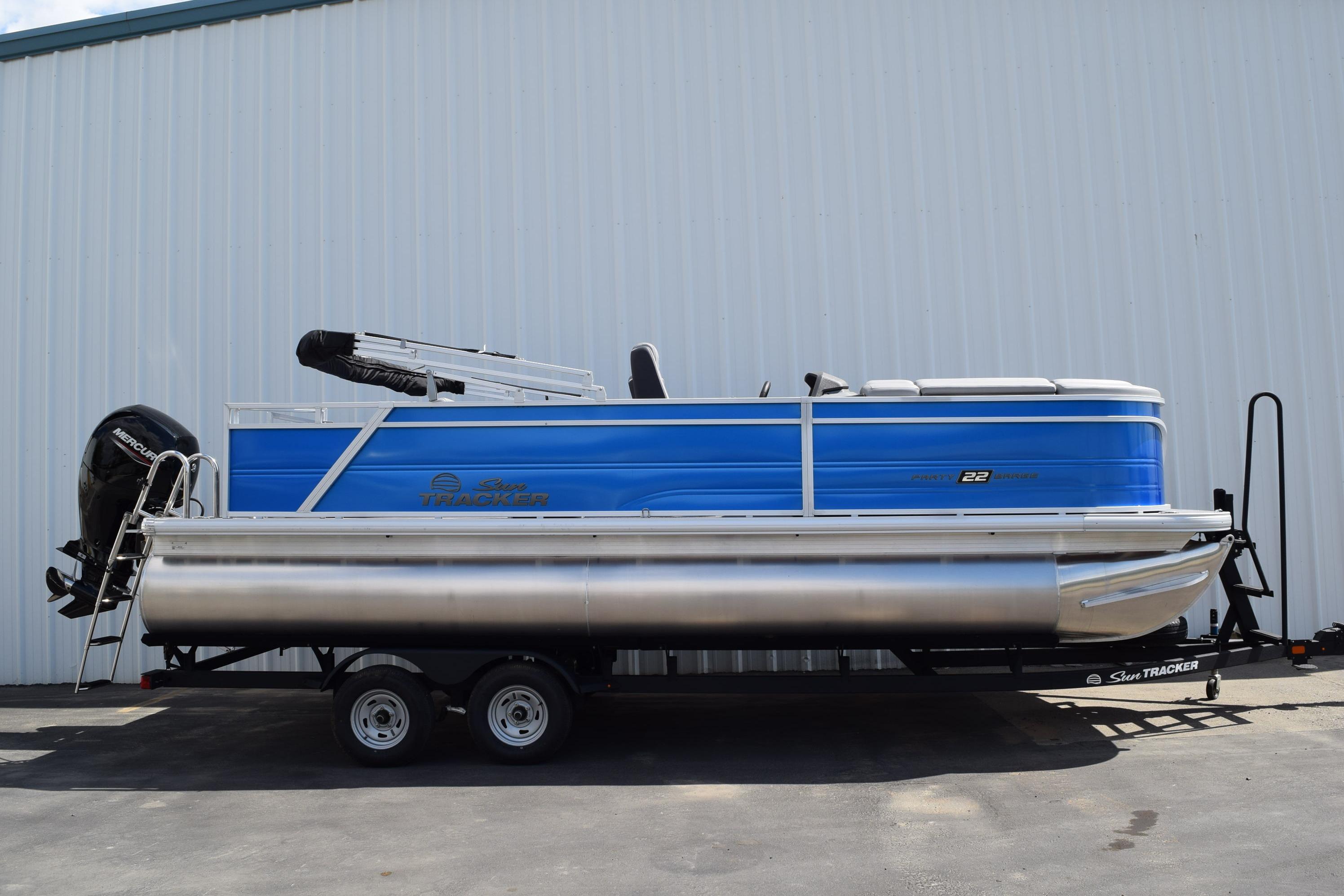 2026 Sun Tracker Party Barge 22 RF DLX
