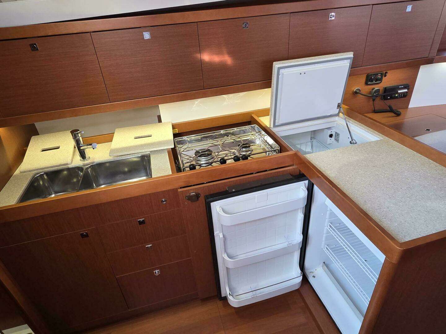 2014 Beneteau Oceanis 41 - Image 3