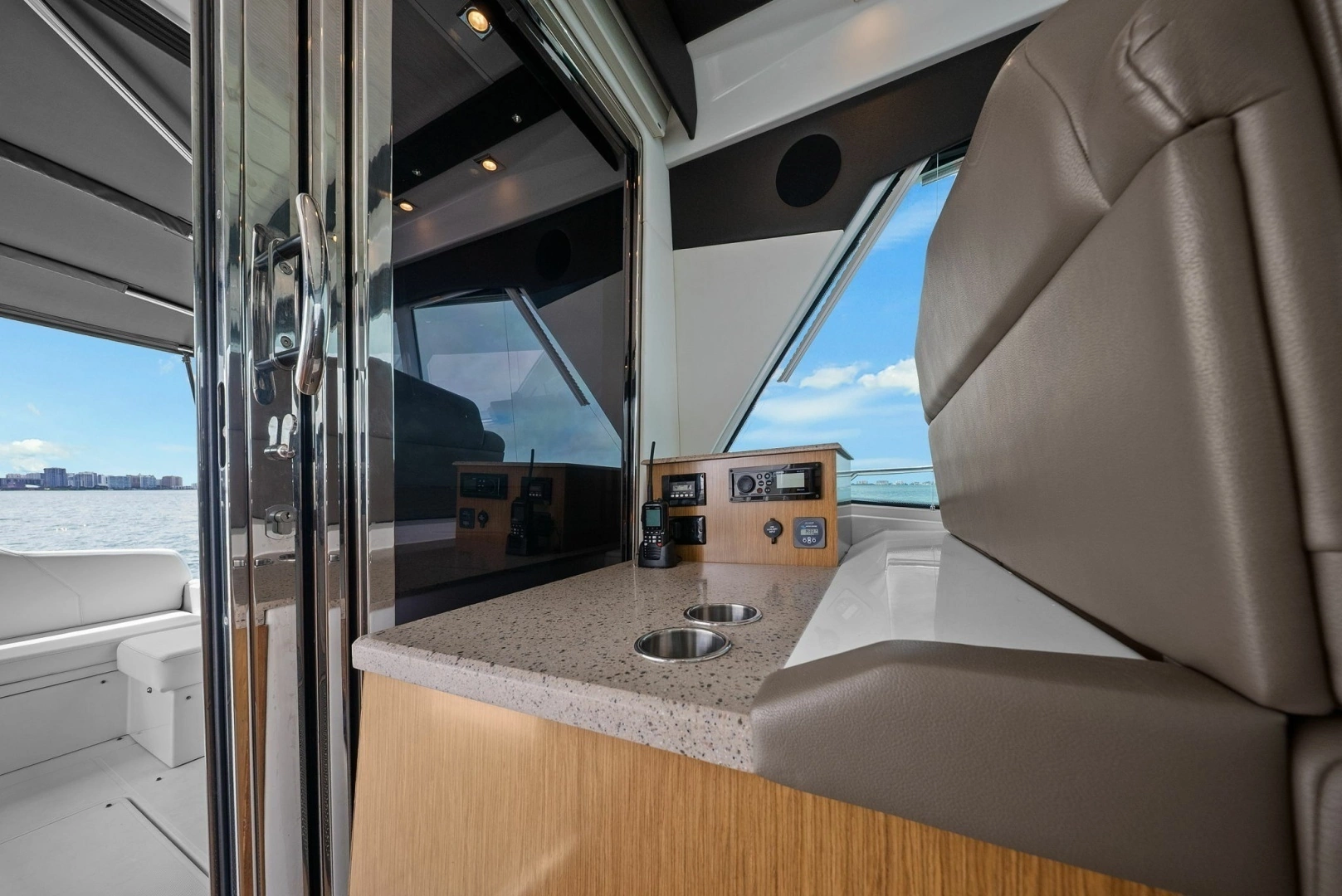 2014 Cruisers Yachts 48 Cantius - Image 15