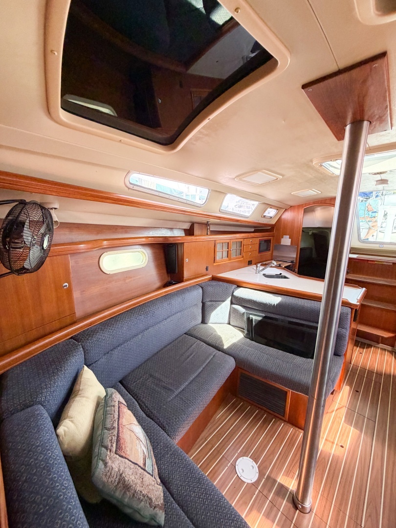 2005 Hunter 36 - Image 64