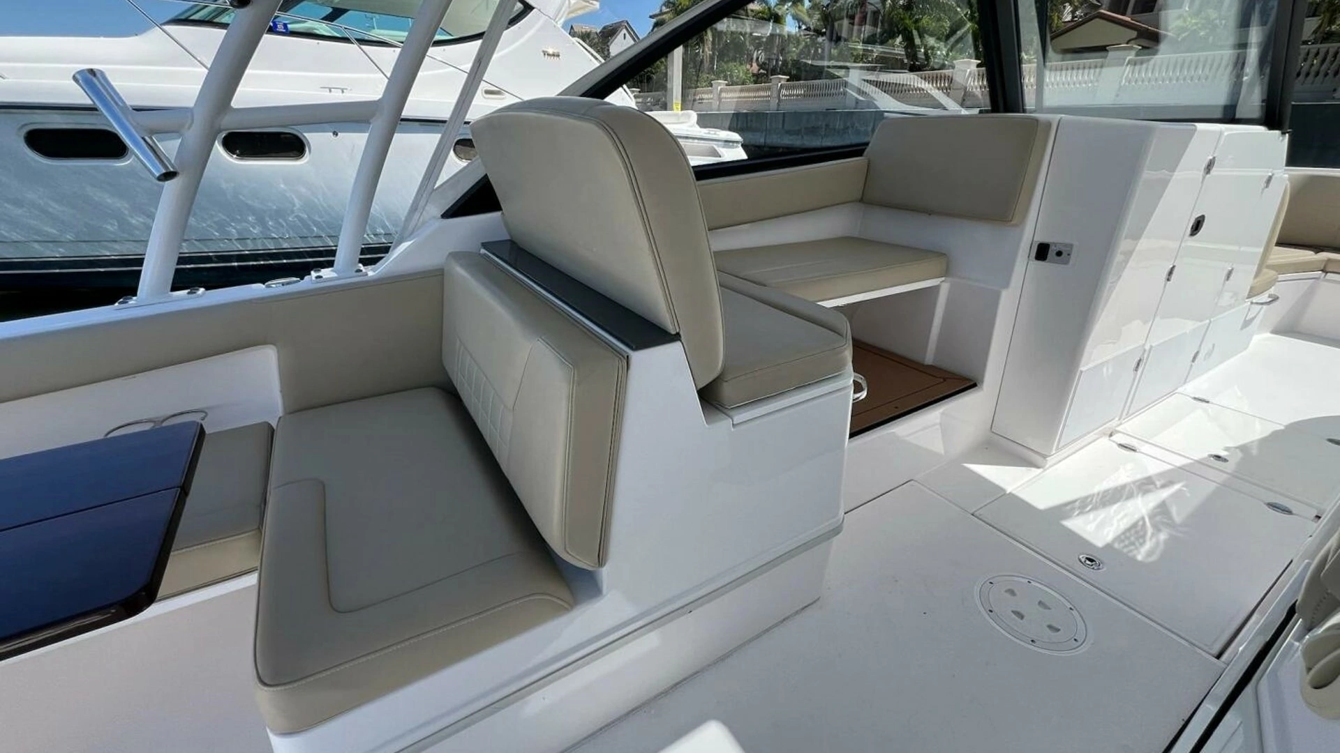 2019 Everglades 340 Dual Console - Image 13