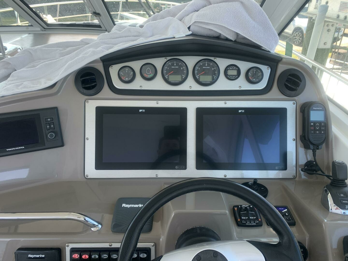 2011 Cruisers Yachts 420 Sports Coupe - Image 23