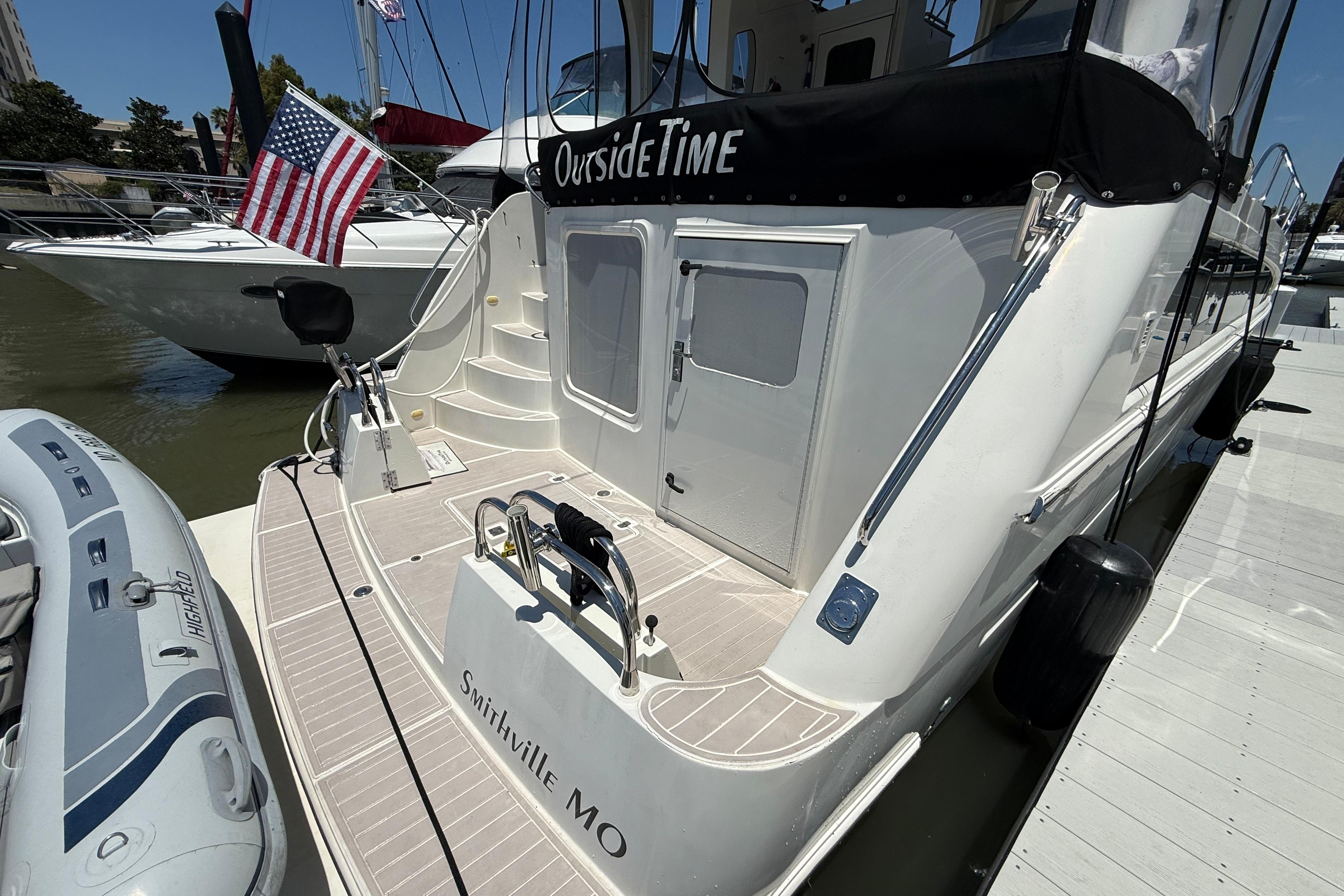 2006 Carver 43 Motor Yacht docked, displaying American flag and "Smithville MO" on stern.