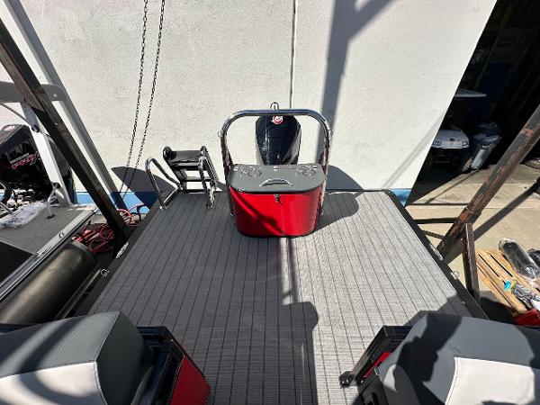 2025 Tahoe Pontoon 2585 LTZ Entertainer deck with seating and ladder.