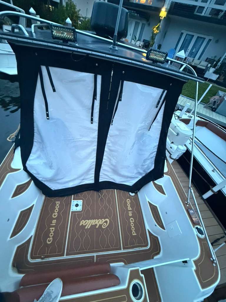 Bayliner 2452 Ciera Classic 2001 on a dock with an awning.