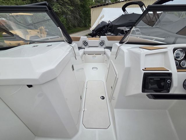 2026 Starcraft SVX 230 DC OB w/250hp and Trailer - 22