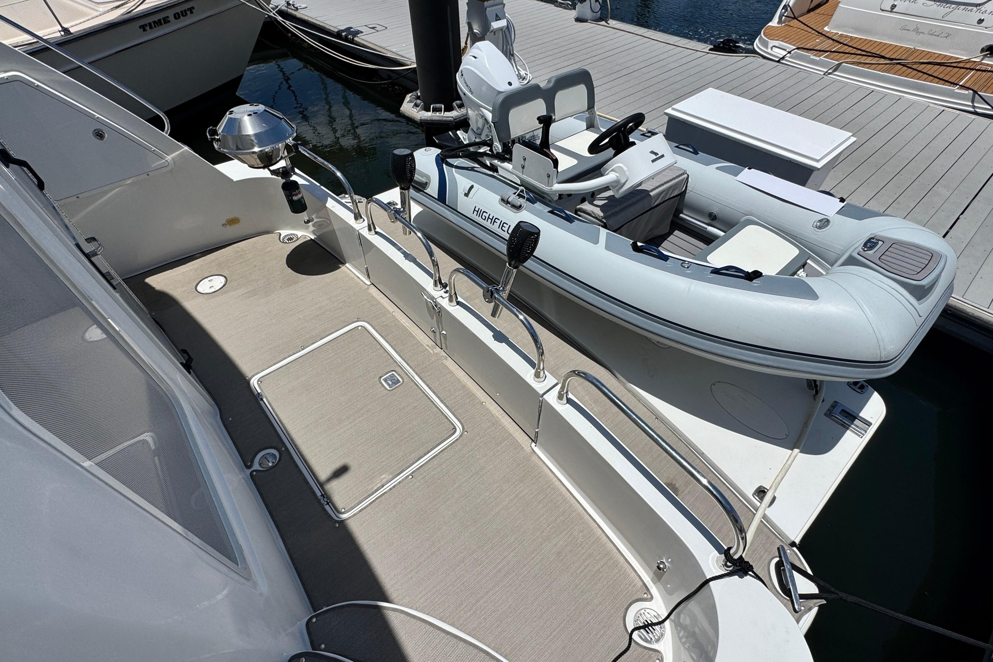 2007 Carver 47 Motor Yacht Swim Platform