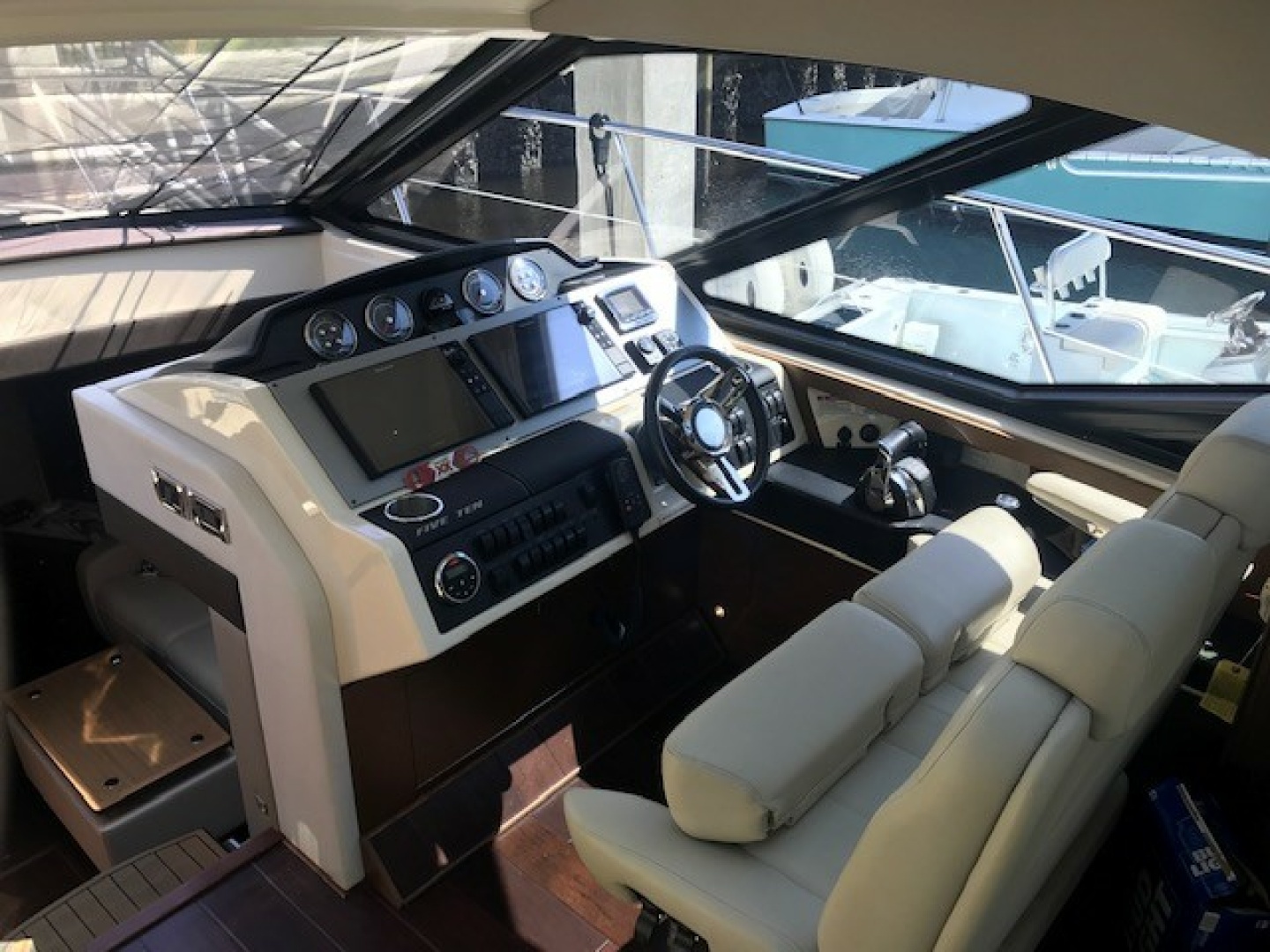 2016 Sea Ray 510 SUNDANCER - Image 13