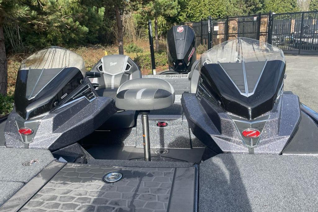 2025 Ranger Z520R Cup-Equipped boat with dual consoles and sleek design.
