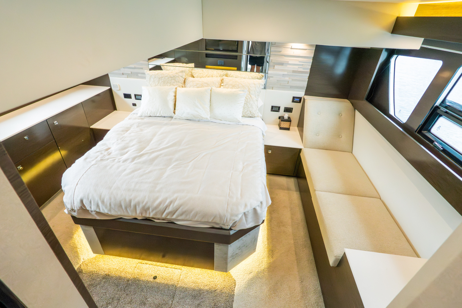 2018 Cruisers Yachts 50 CANTIUS - Image 64
