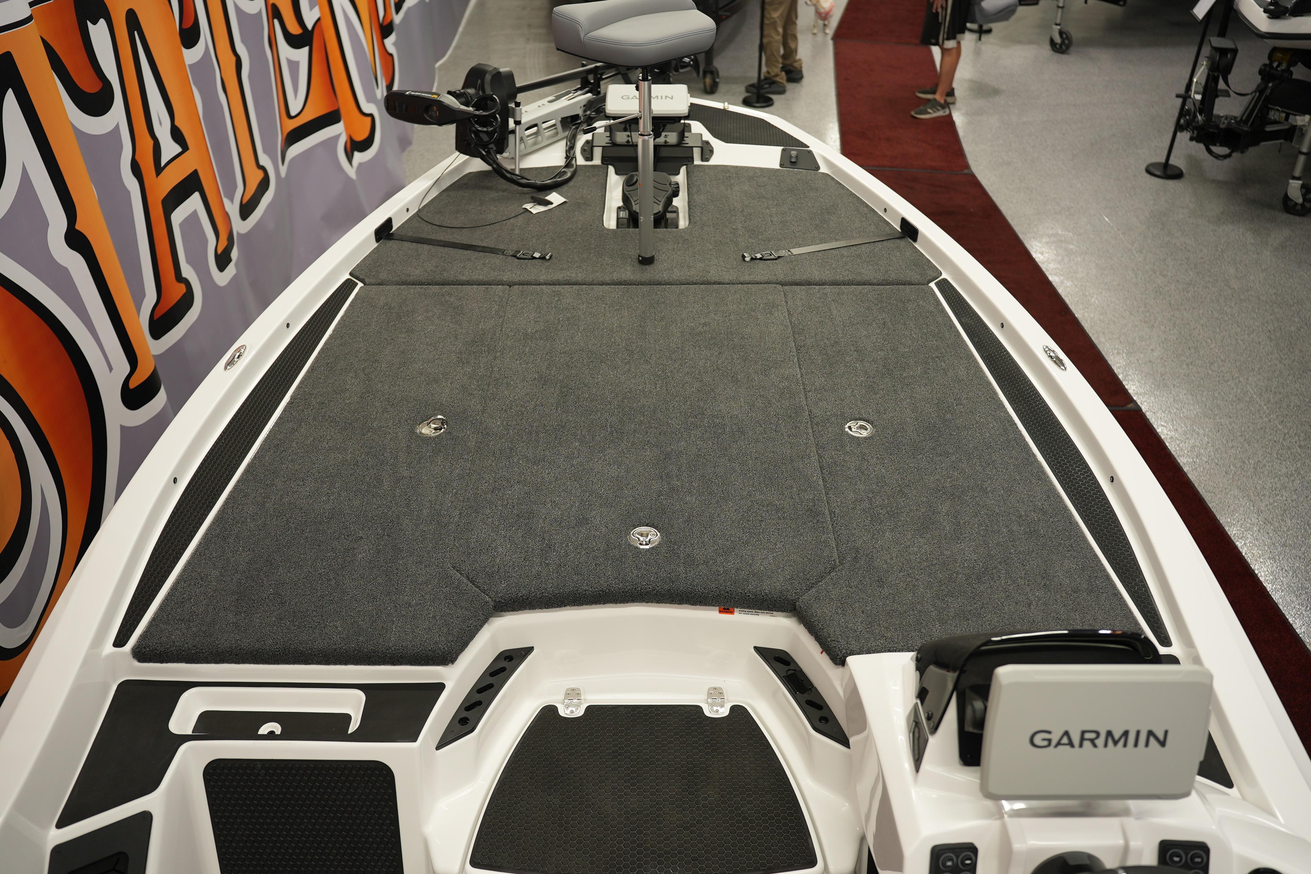 iKon VLE21 2026 boat interior with Garmin system, featuring spacious deck and seating.