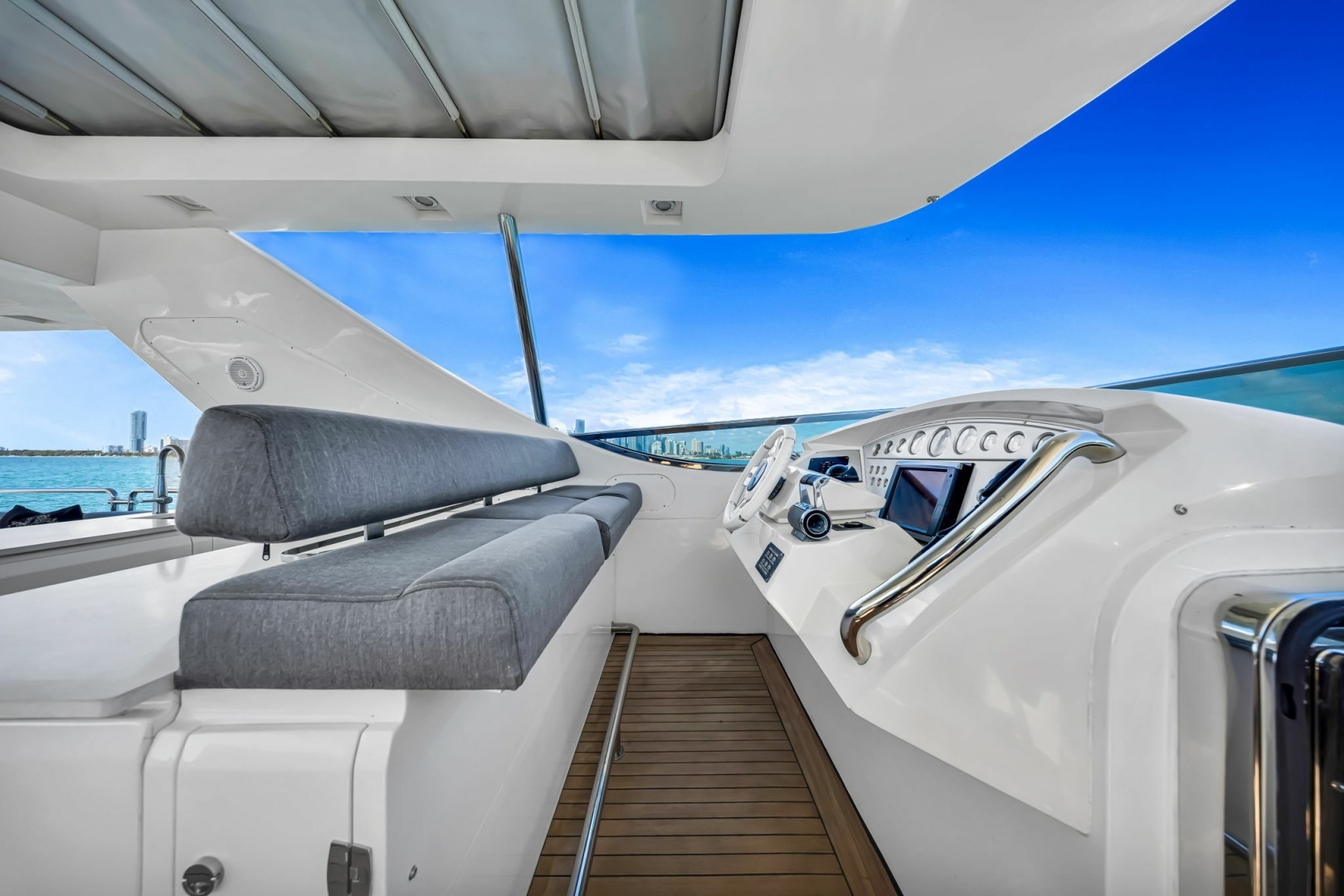 2005 Azimut 105 - Image 28