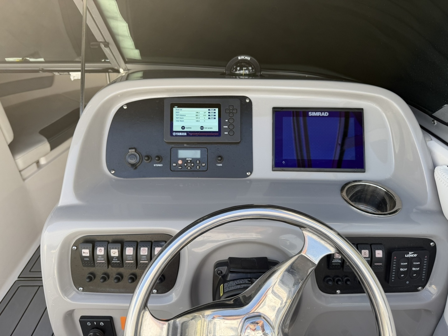 2023 Robalo R227 - Image 10