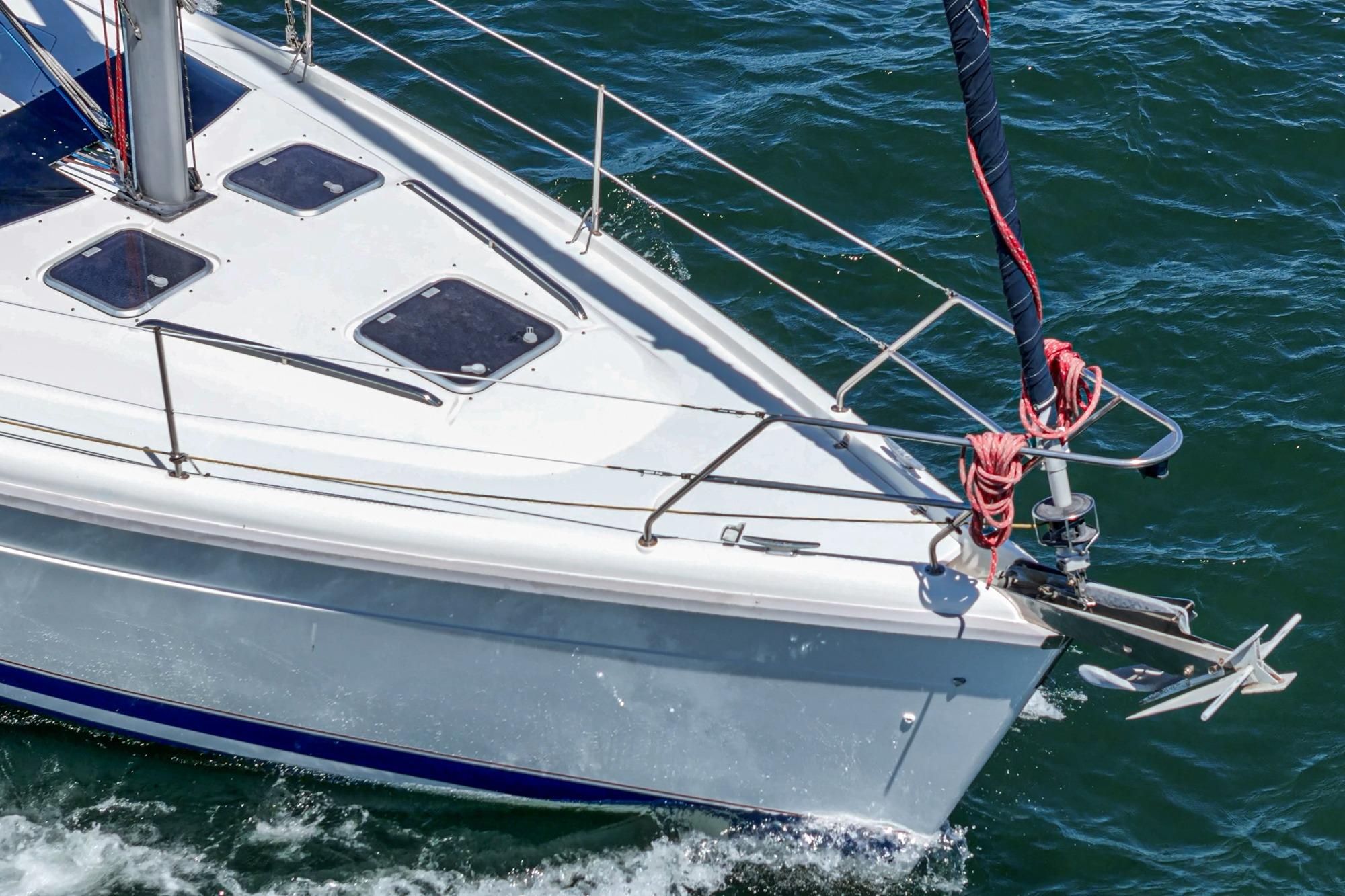 Sailing yacht Hunter 376 (1996) cruising on open water, showcasing sleek design and vibrant ropes.