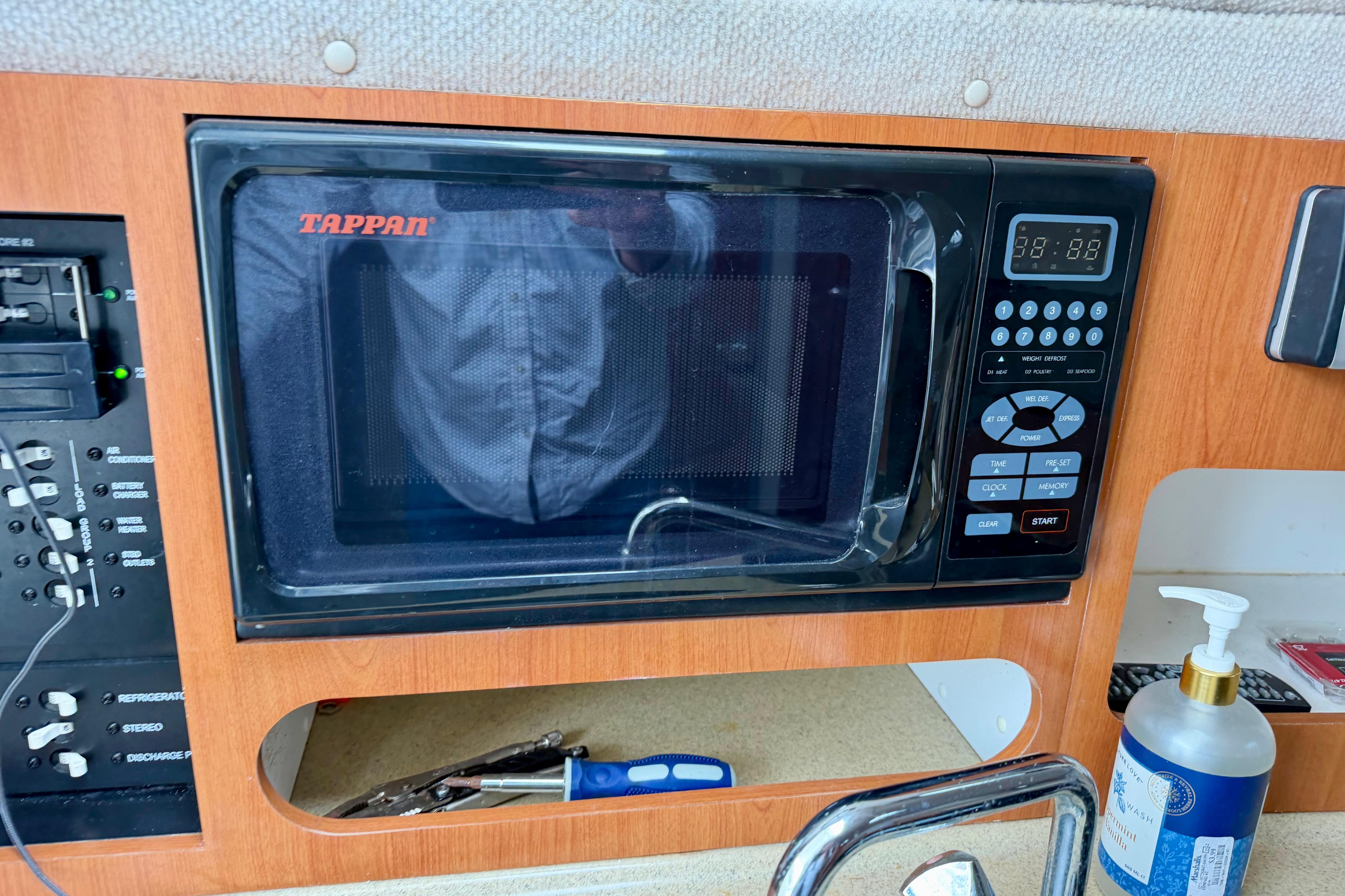 Tappan microwave in 2006 Seaswirl Striper 2901 Walkaround O/B boat kitchen area.