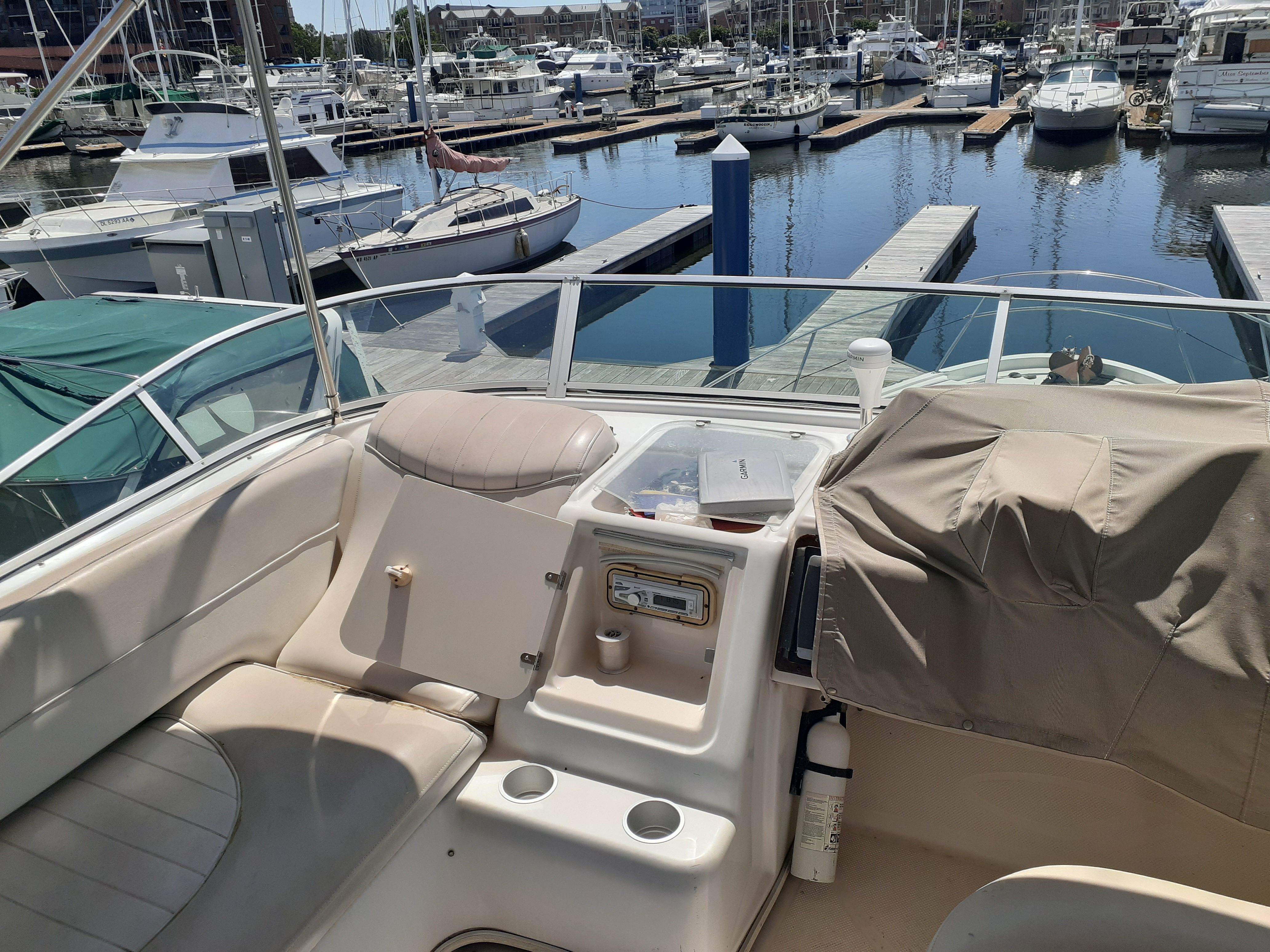The image shows the cockpit of a 2000 Maxum 4600 SCB in a marina.