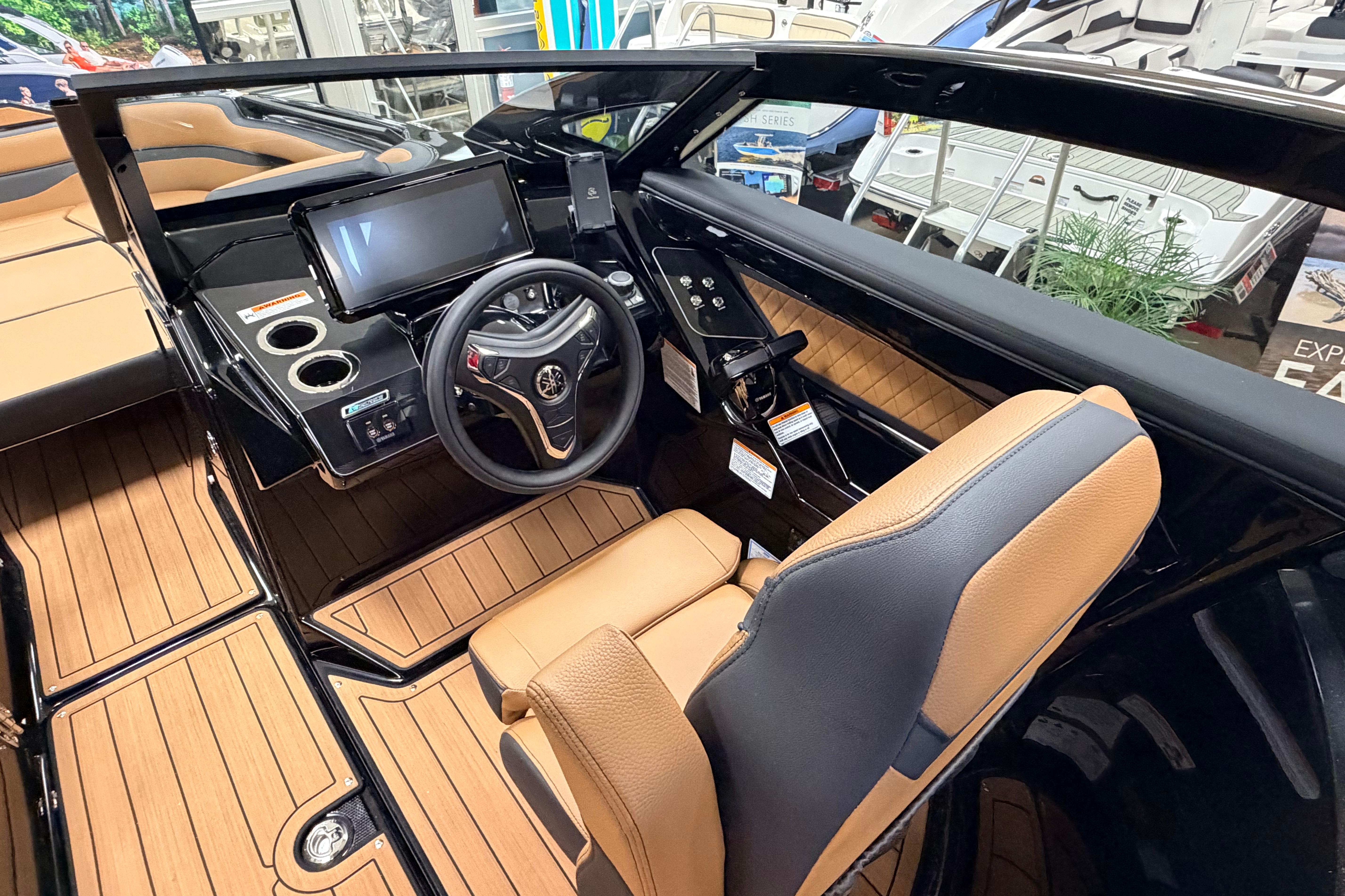 2026 Yamaha Boats 275SD cockpit with modern controls and luxurious seating.