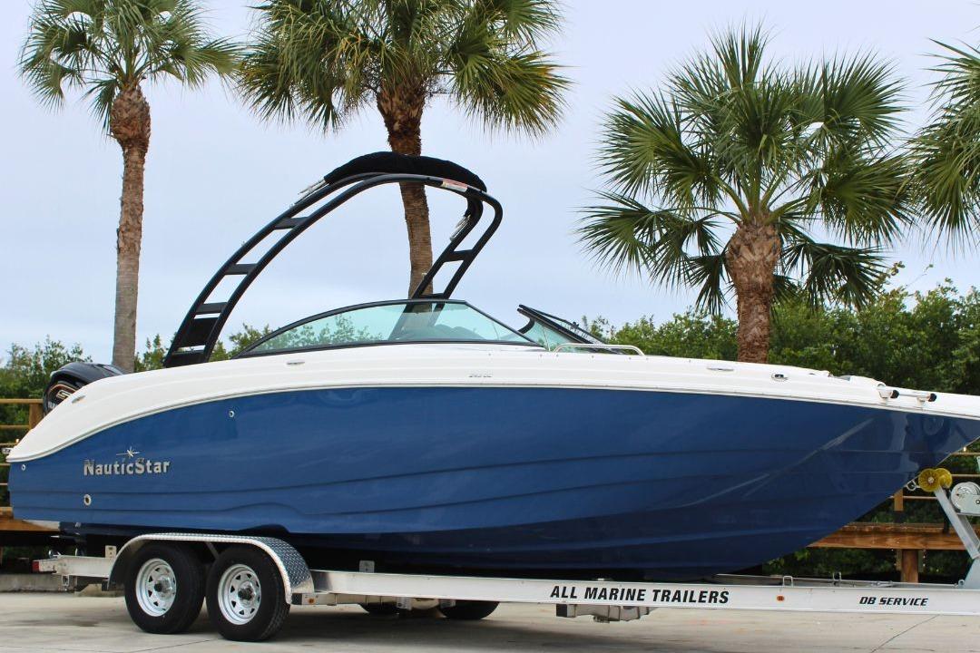 2023 NauticStar 243 DC Deck