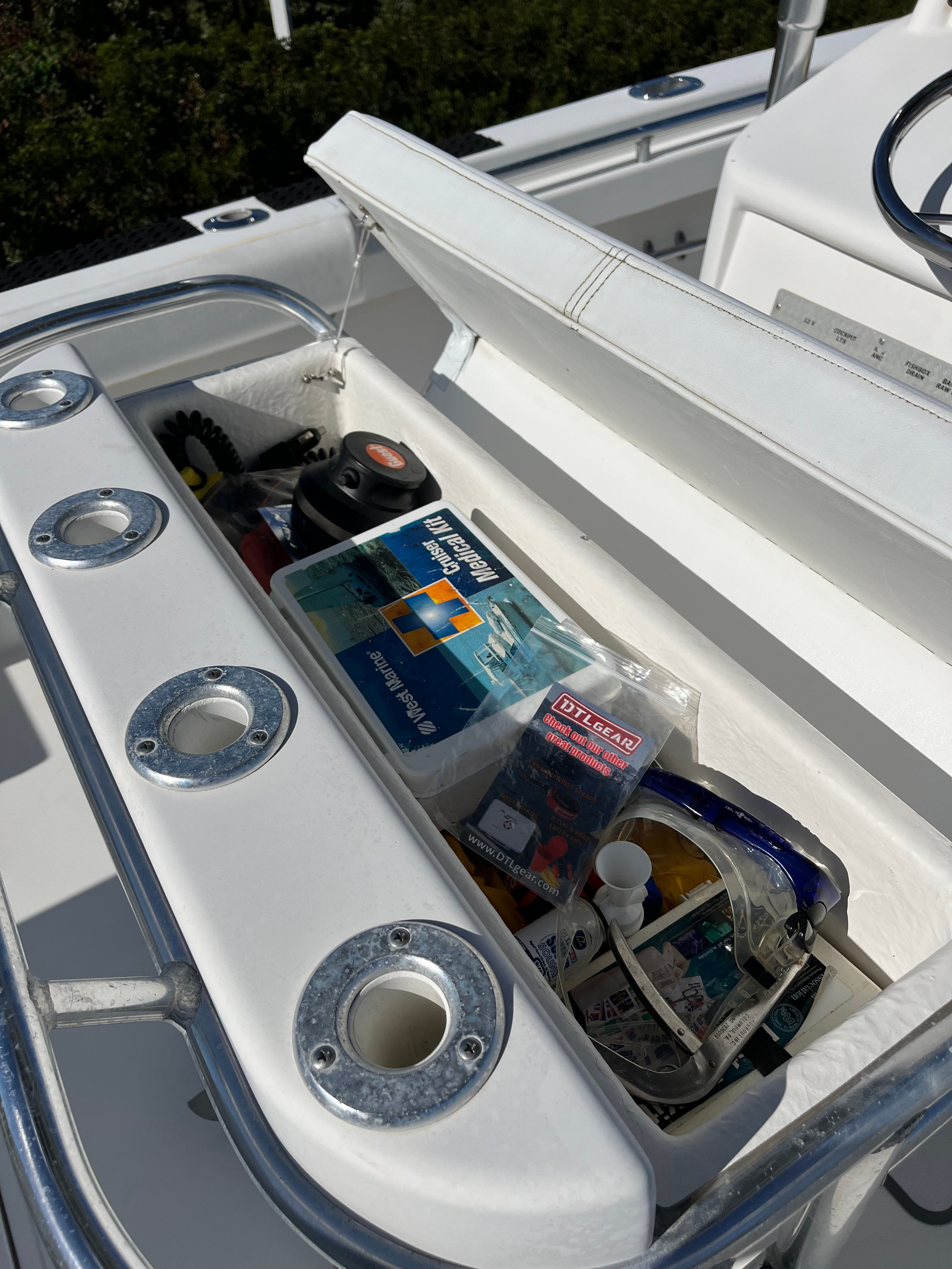 Open boat console with fishing gear on a 2001 SeaCraft SXCRB730H001.