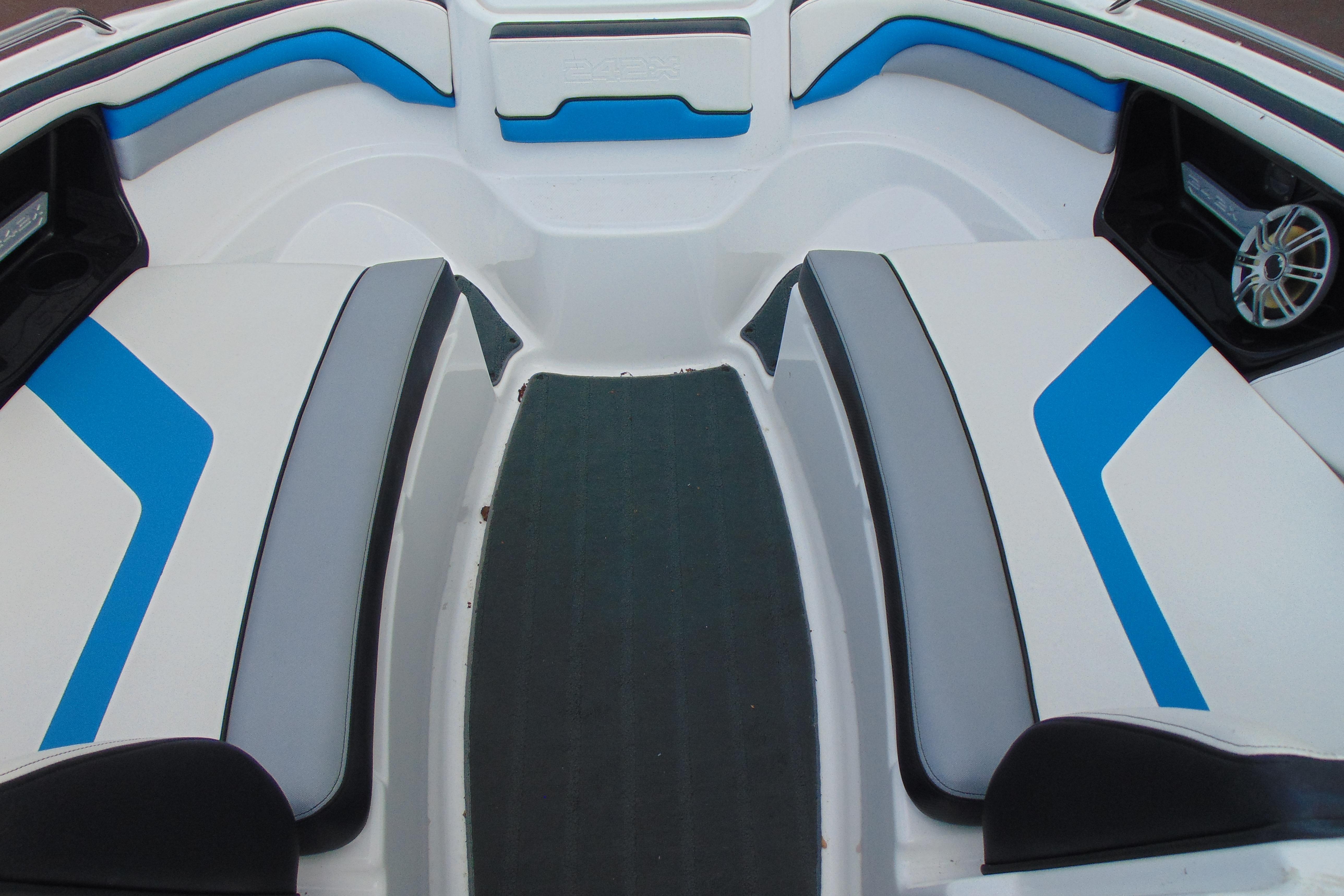 Interior of 2016 Yamaha Boats 242X E-Series with blue and white seating.
