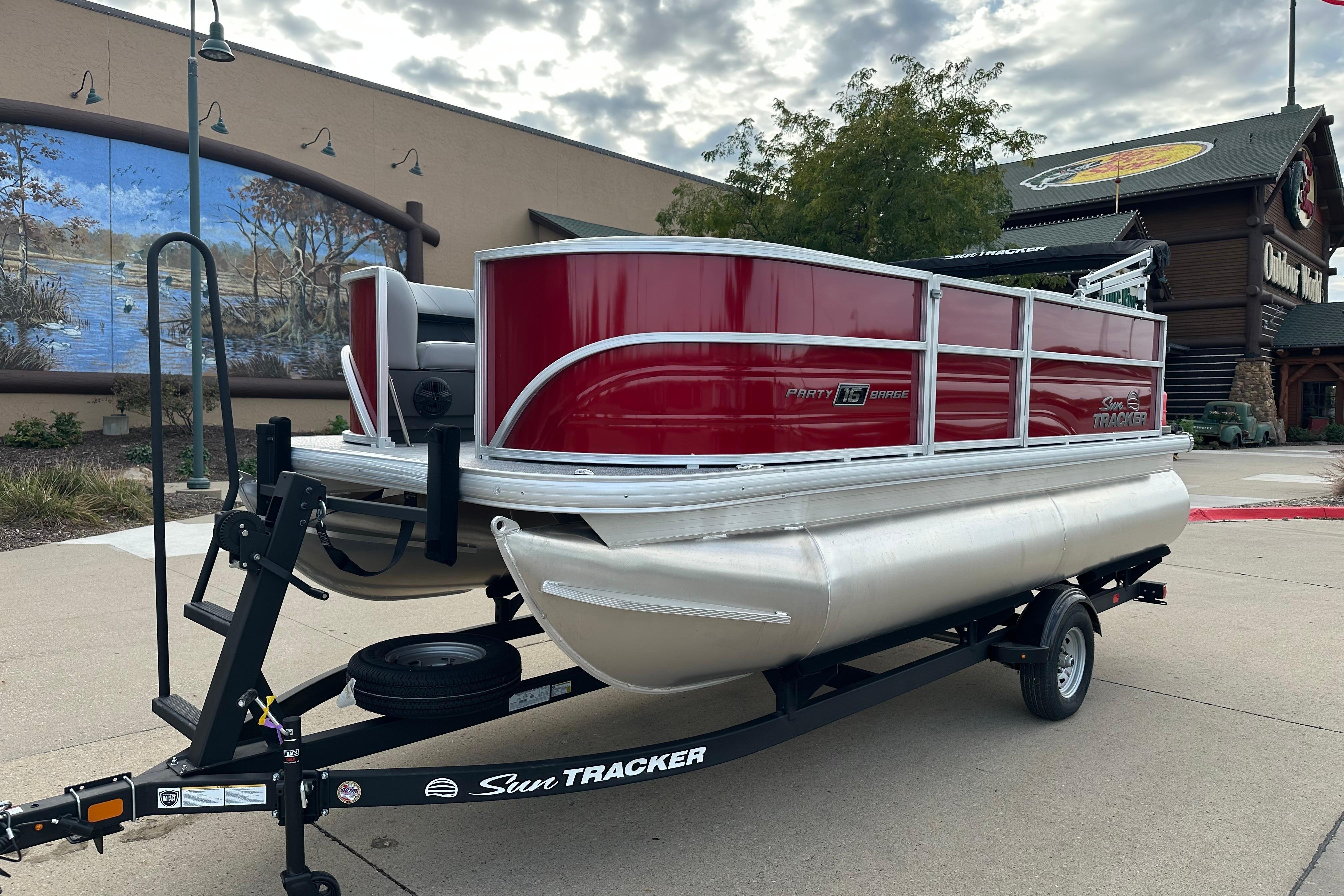 2026 Sun Tracker Party Barge 16 DLX