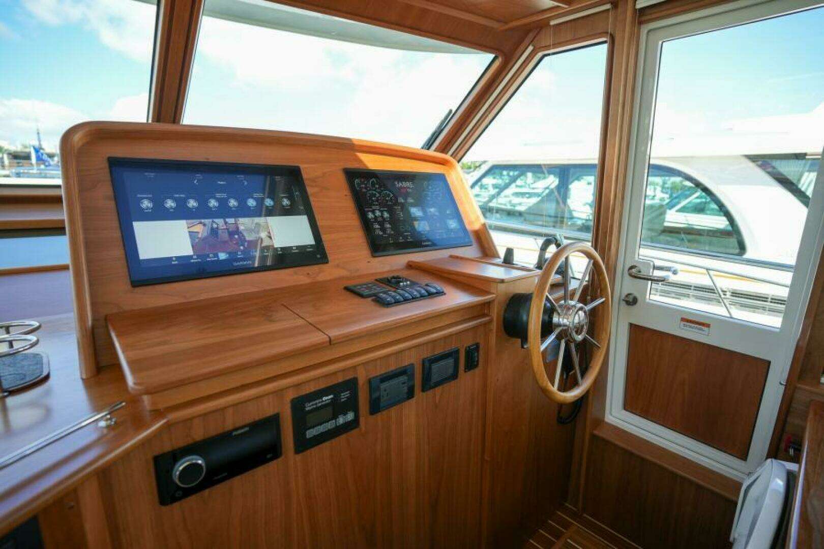 2027 Sabre 51 Salon Express - Image 19