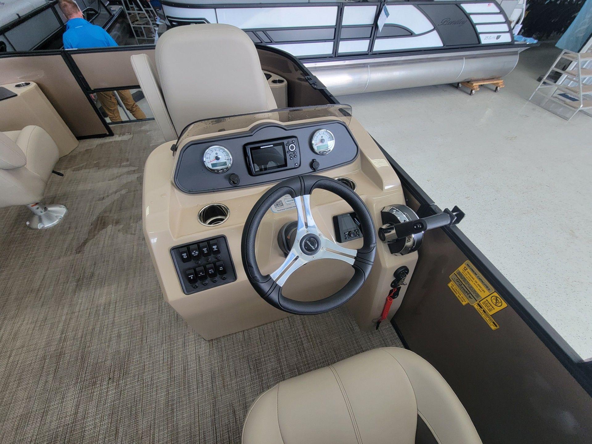 2025 Bentley Pontoons FISH 200 CW - 9