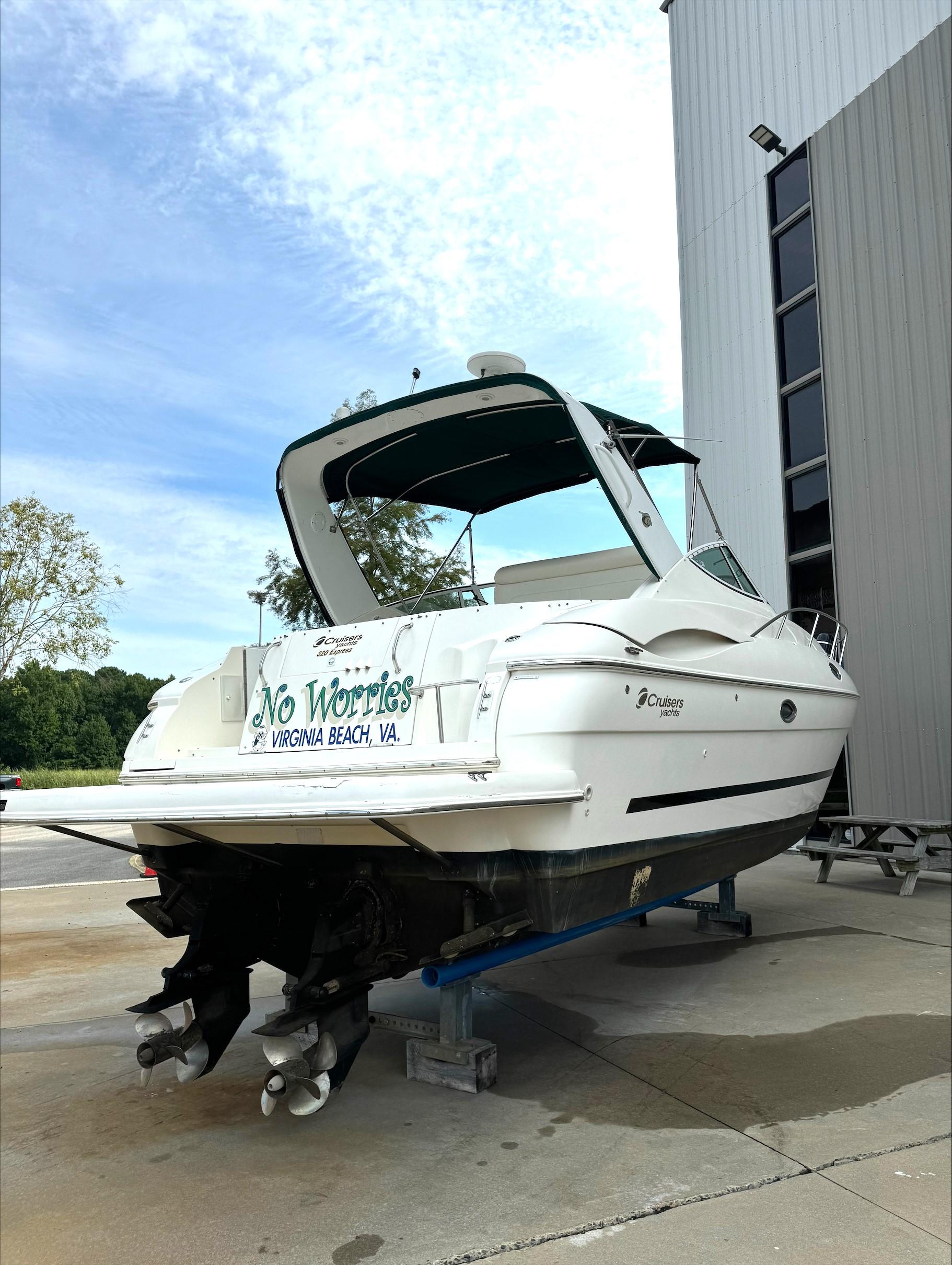 2004 Cruisers Yachts 320 Express - 11