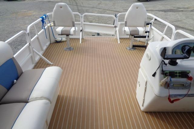 2008 Bentley Pontoons 200 CRUISE interior with seating and steering console.