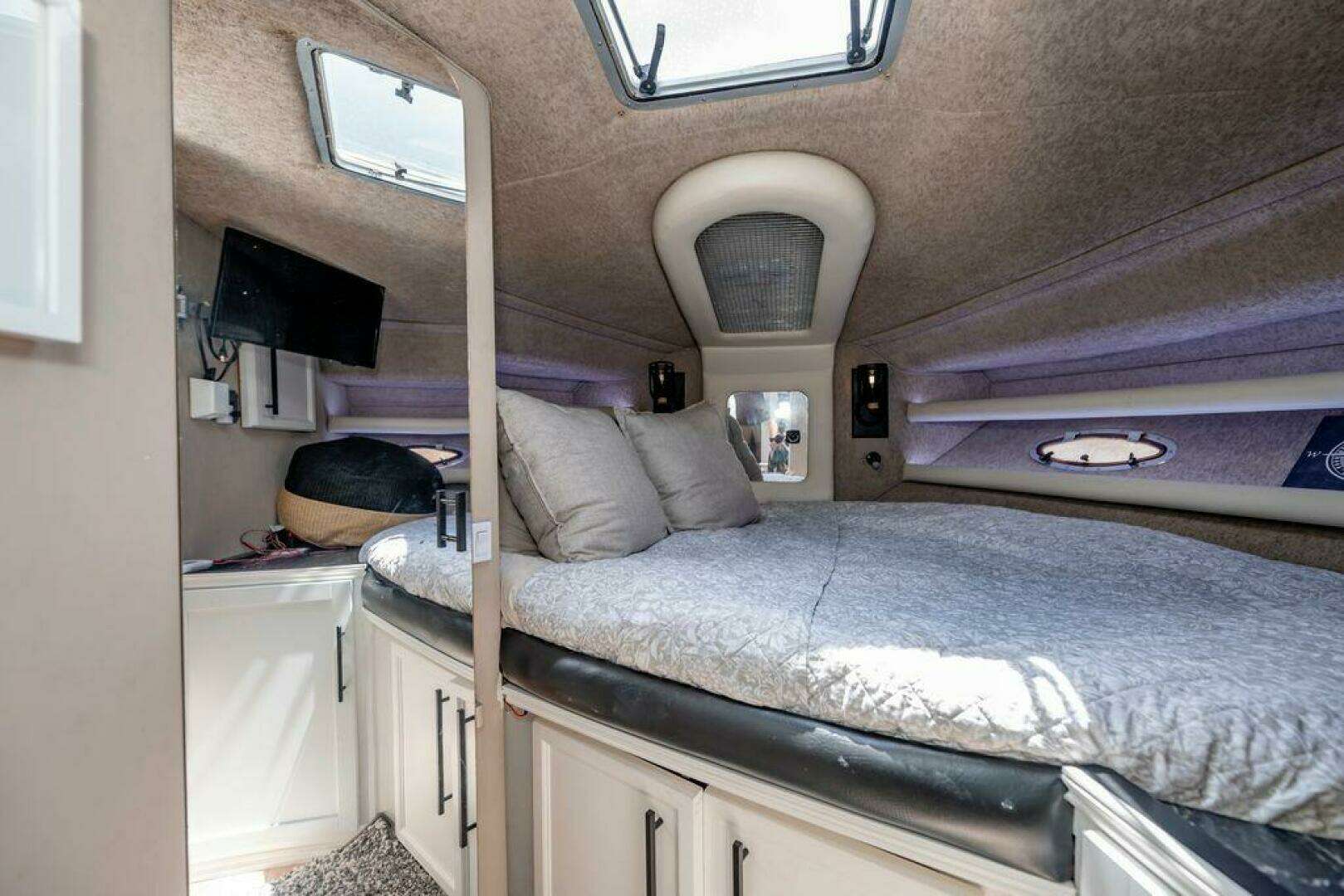 1991 Cruisers Yachts 3850 Aft Cabin - Image 30