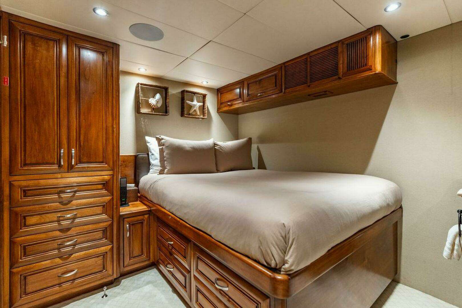 2009 Crystal Yachts Enclosed Pilothouse - Image 18