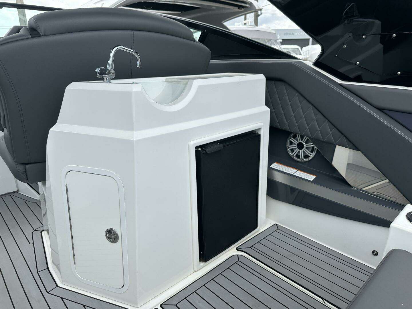 2019 Cruisers Yachts 338 Outboard - Image 49