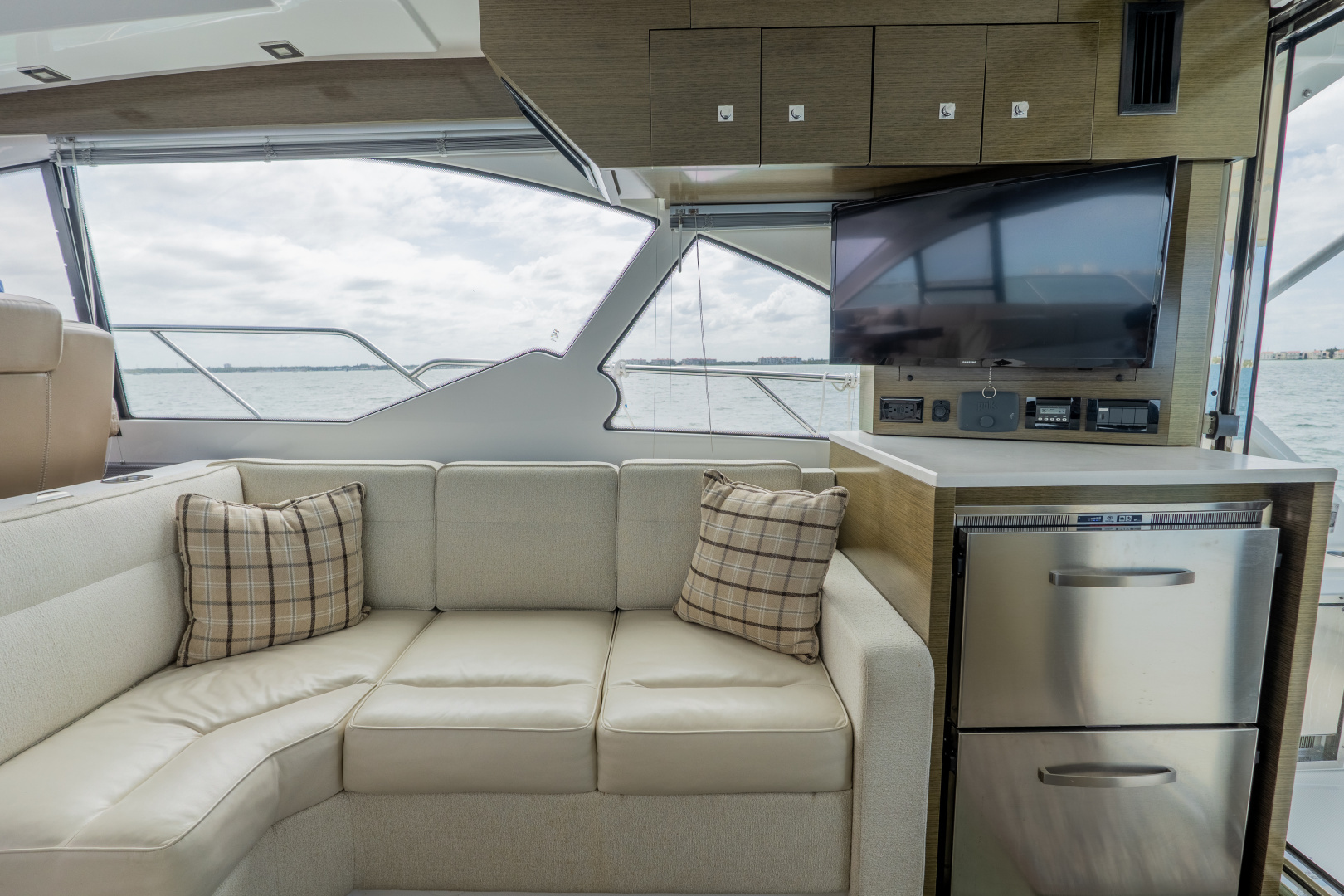 2018 Cruisers Yachts 50 CANTIUS - Image 35
