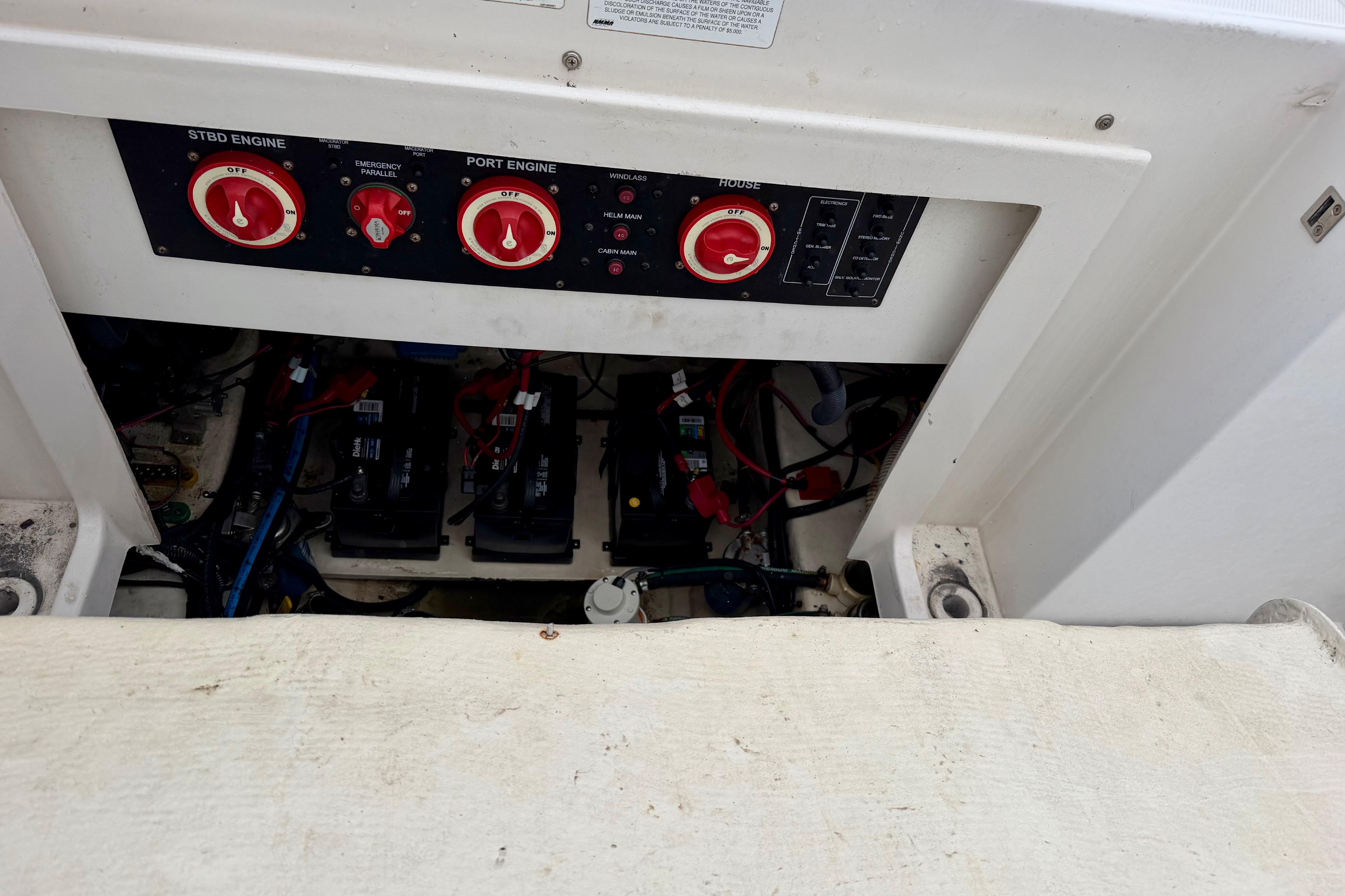2006 Seaswirl Striper 2901 Walkaround O/B engine control panel and battery compartment.