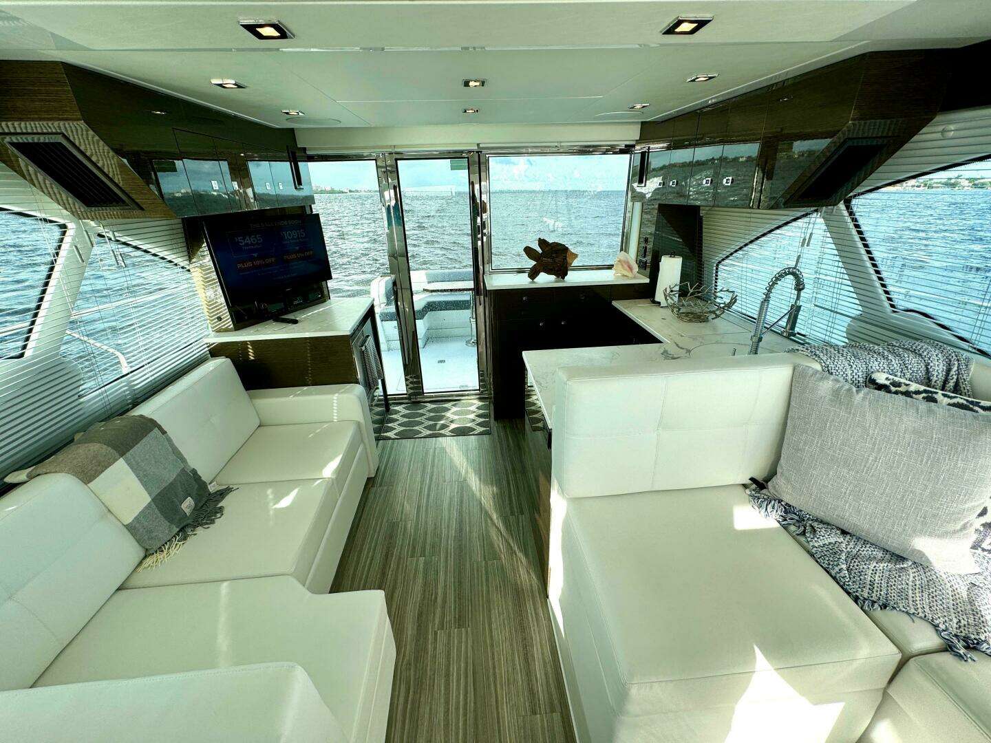 2020 Cruisers Yachts 50 Cantius - Image 6