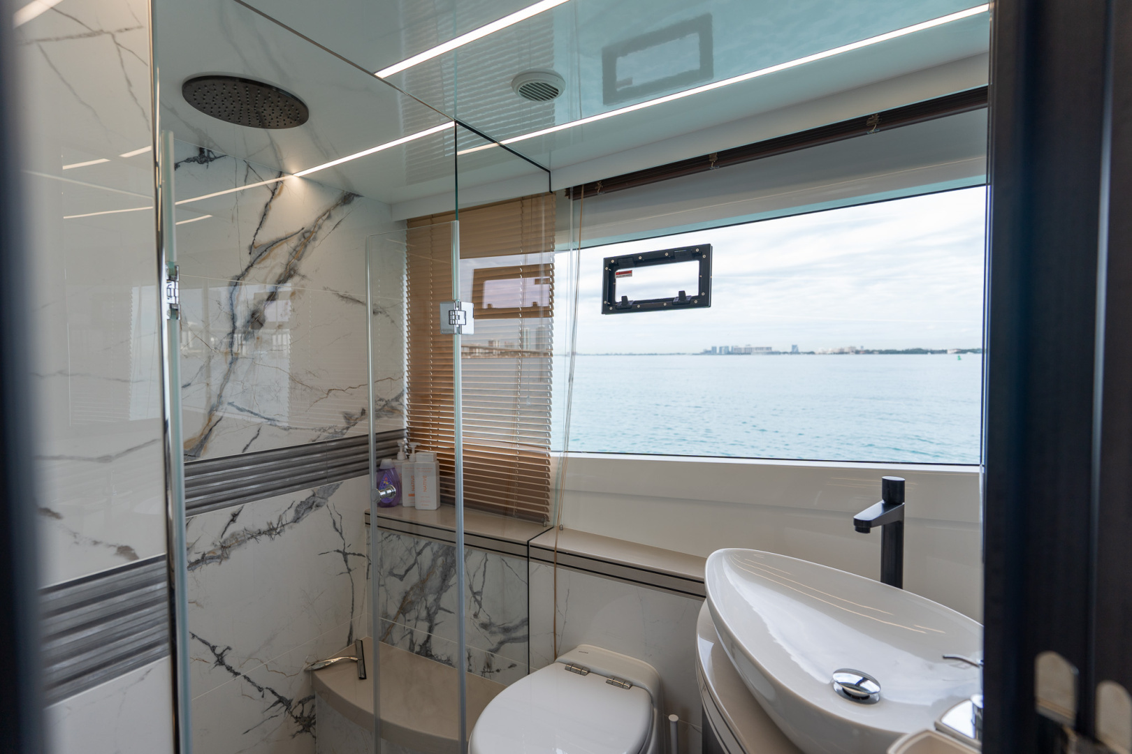 2025 Galeon 560 FLY - Image 37