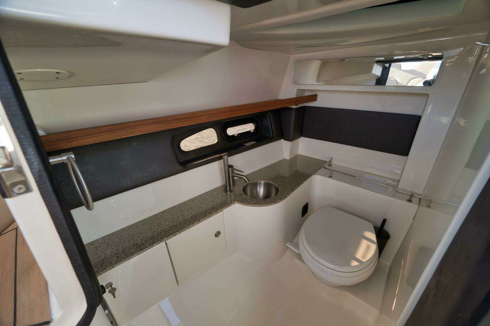 2016 Sea Ray 350 SLX - Image 15