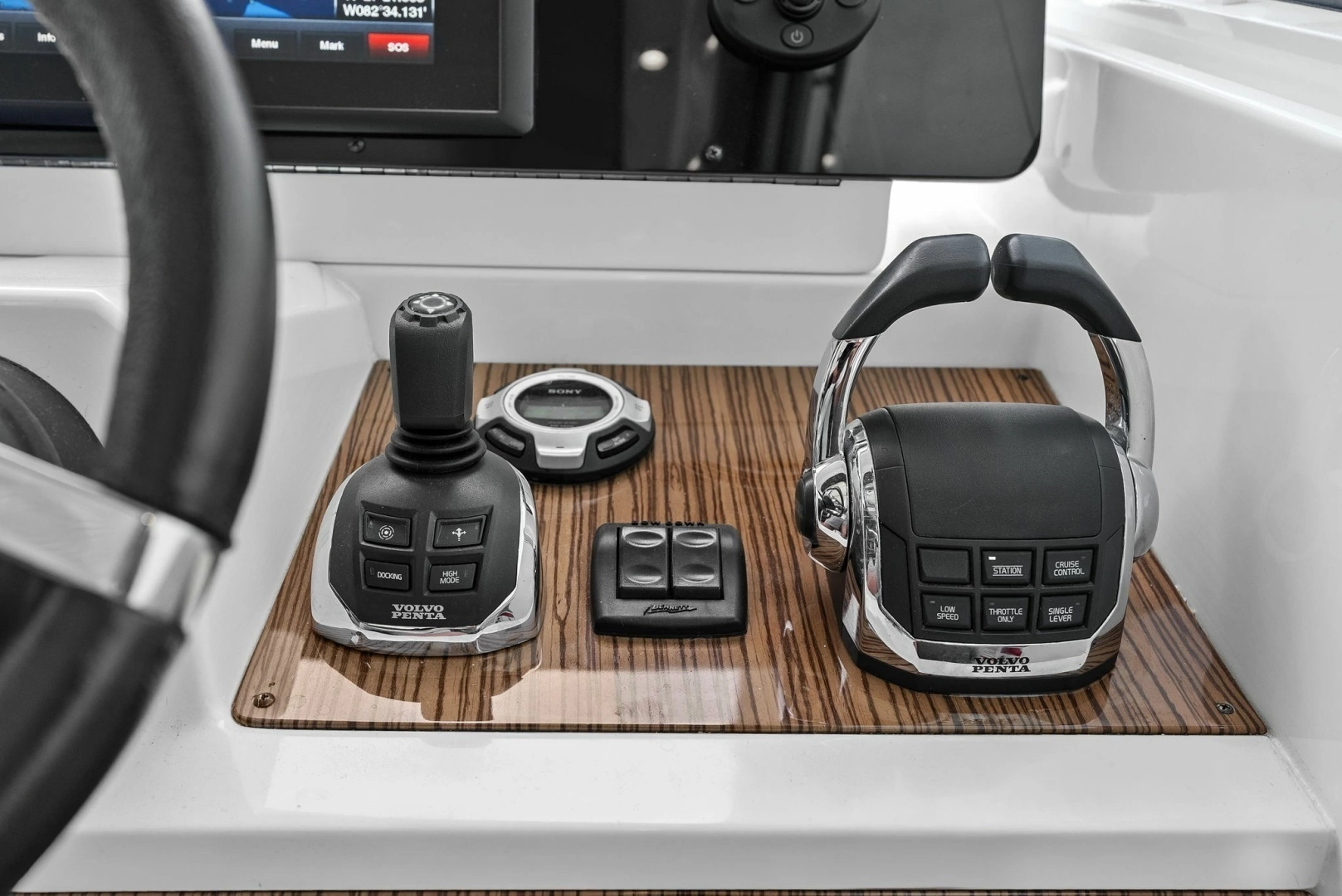 2014 Cruisers Yachts 48 Cantius - Image 9