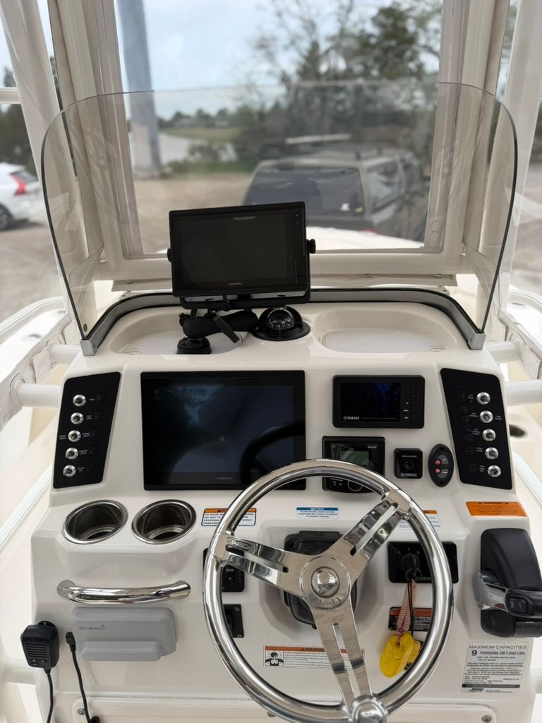 Helm console of a 2018 Robalo 246 Cayman SD boat.