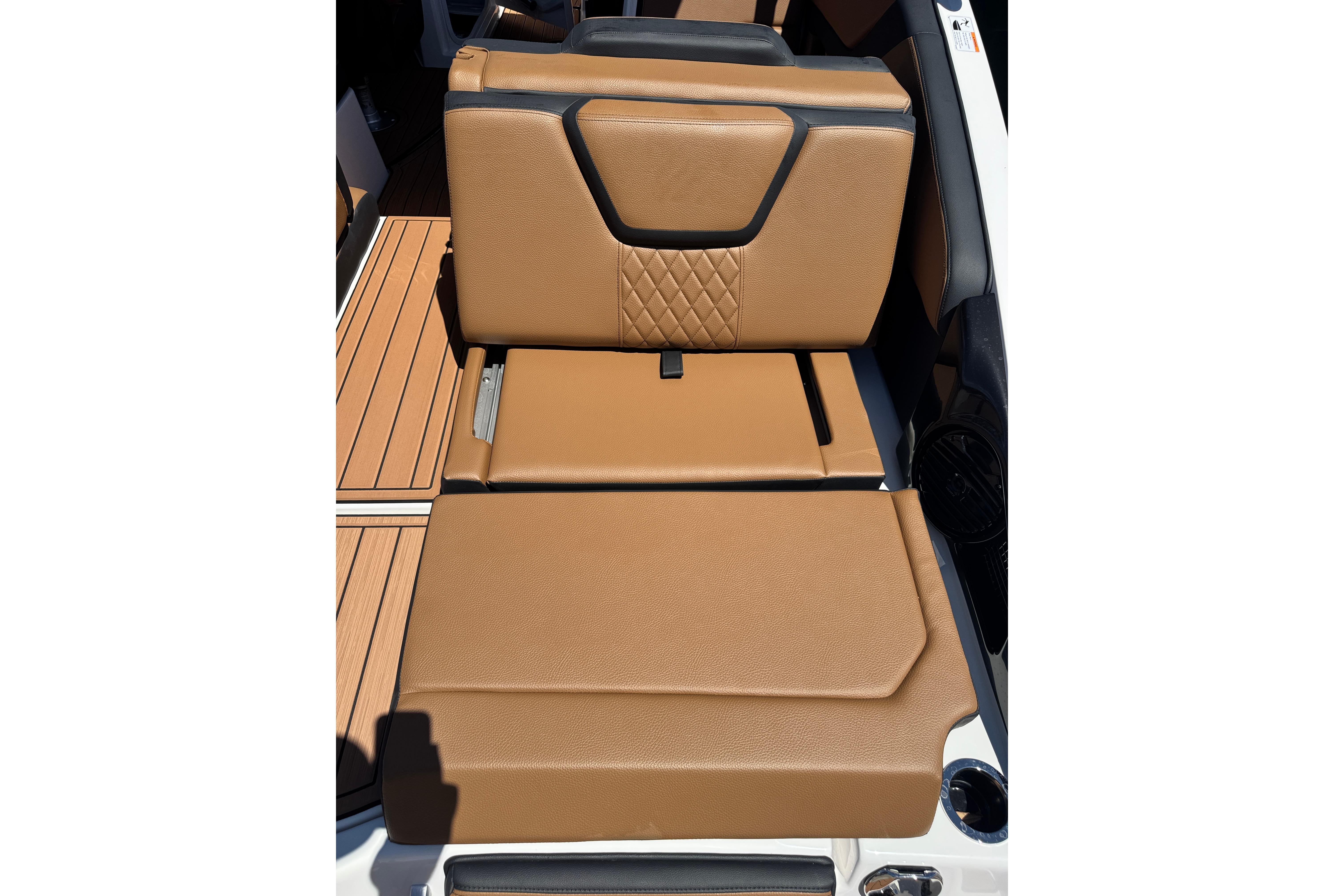 2026 Yamaha Boats 252SD, tan leather seating with diamond stitching, on teak-style flooring.
