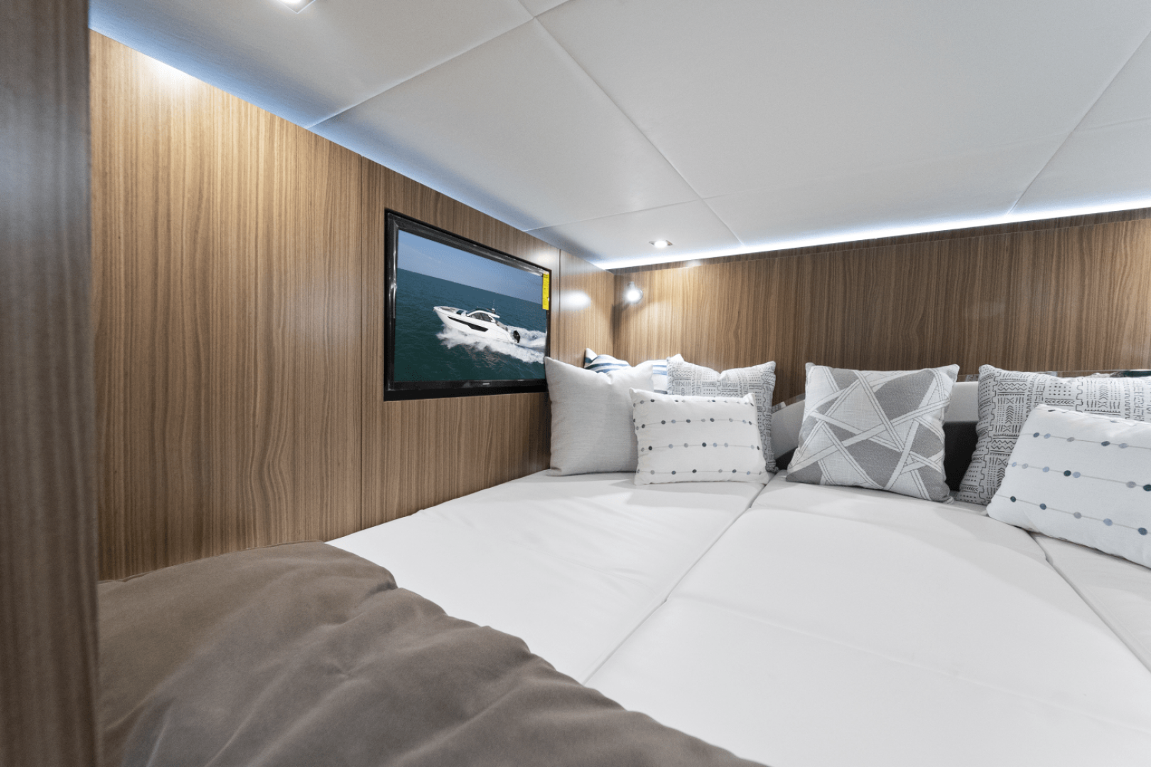 2026 Cruisers Yachts 50GLS OB - Image 31