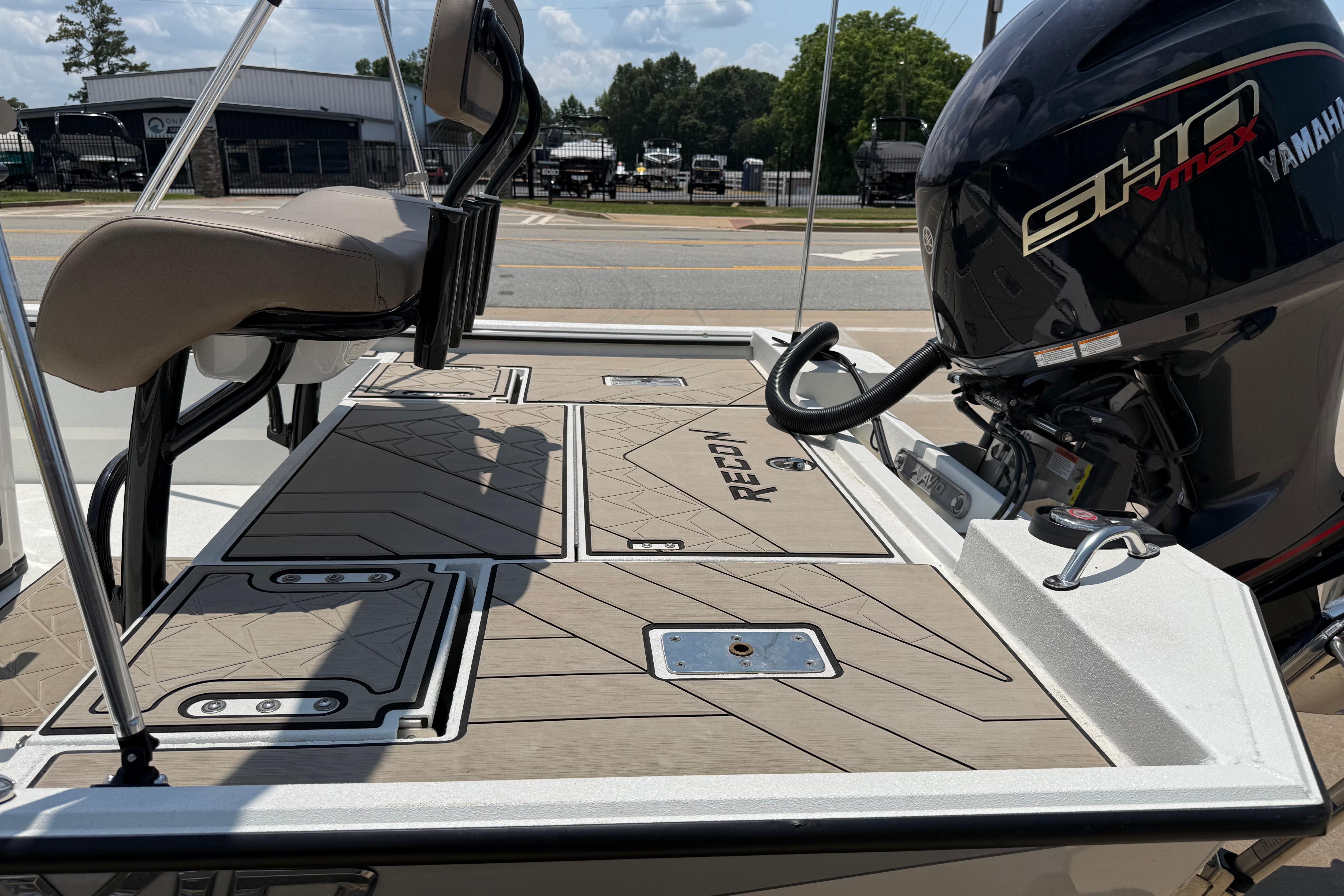 Avid 22 Recon 2025 boat with Yamaha SHO VMAX engine, featuring sleek deck design.