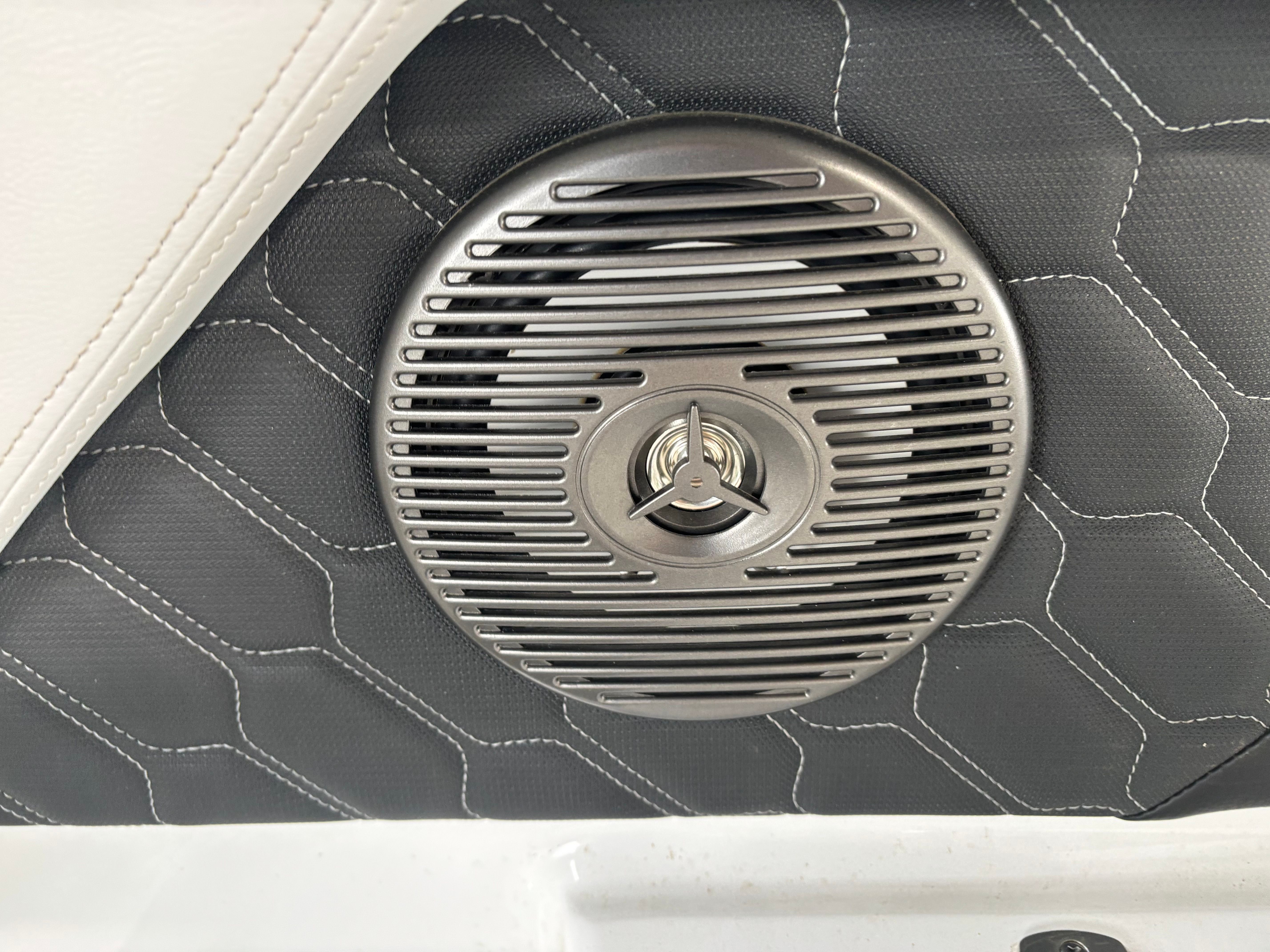 2023 FOUR WINNS H1 - Image 23