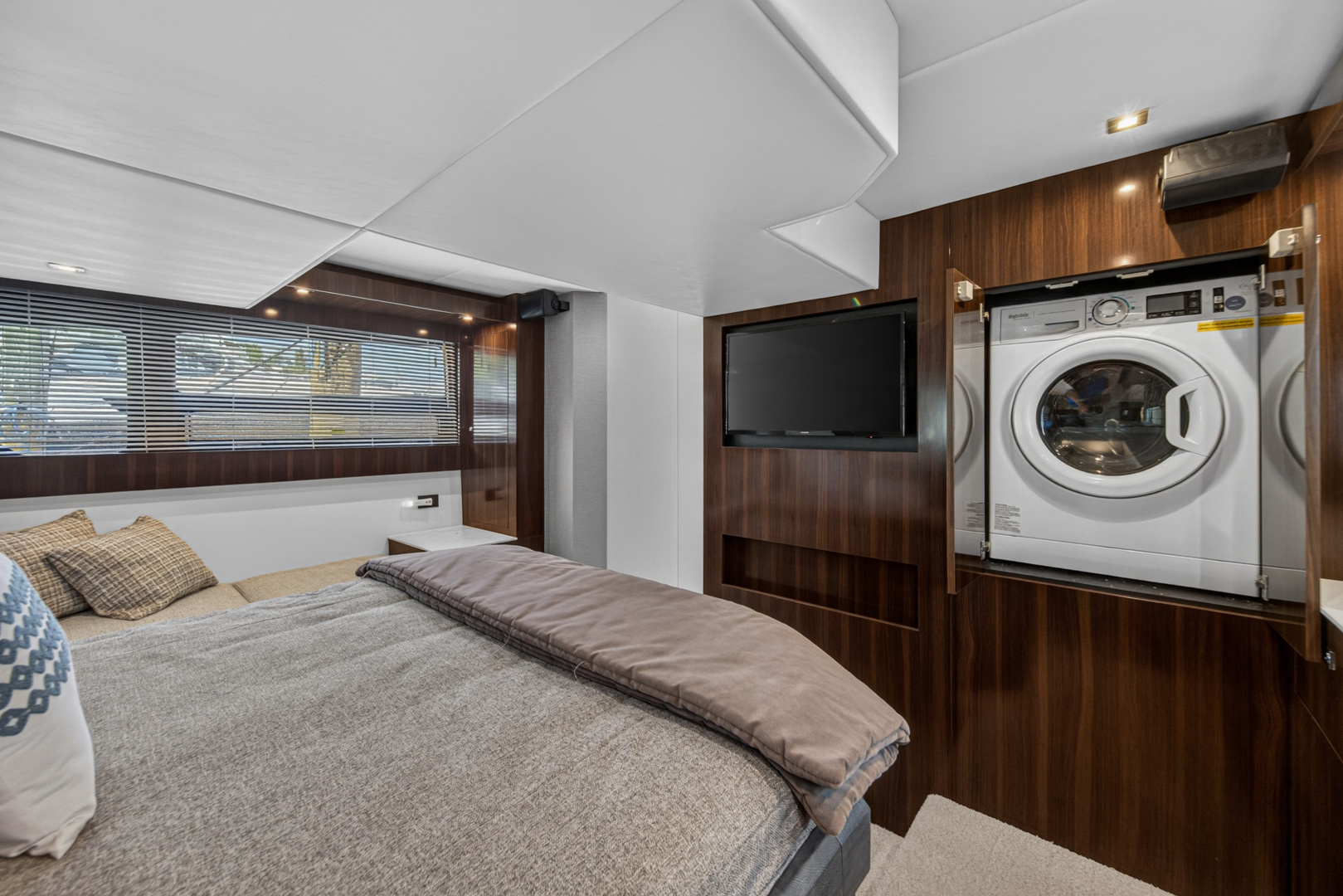 2023 Cruisers Yachts 50 CANTIUS - Image 88