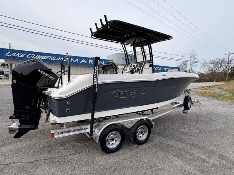 2025 Robalo R202 Explorer - 49