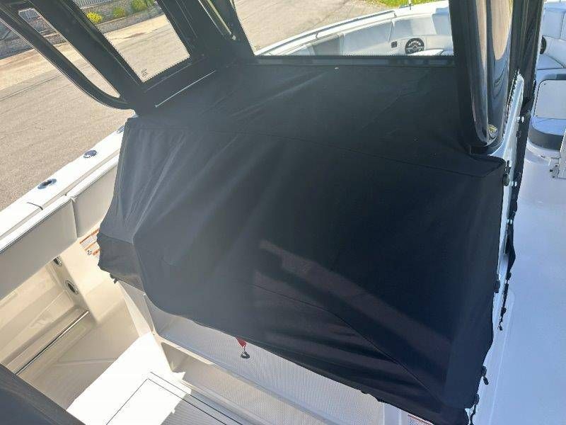 2026 Robalo R300 Center Console - 47
