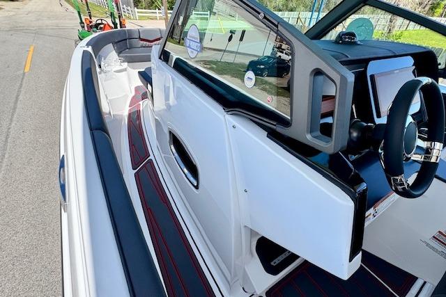 2026 Monterey Elite 25 OB boat interior with sleek design and modern dashboard.