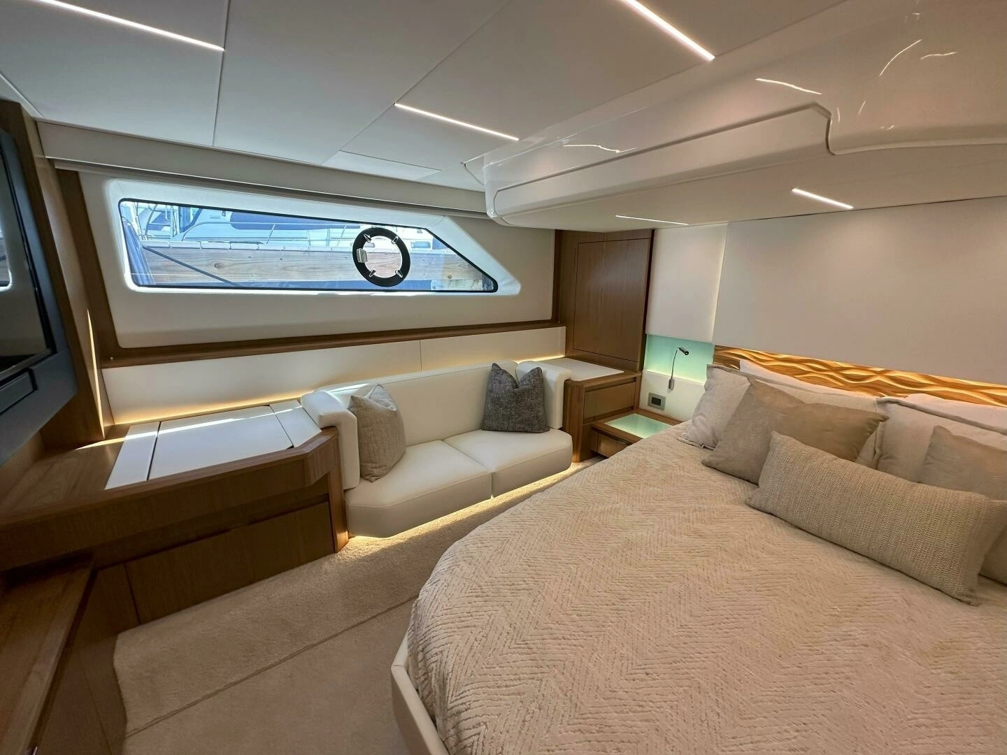 2025 Tiara Yachts EX 60 - Image 7