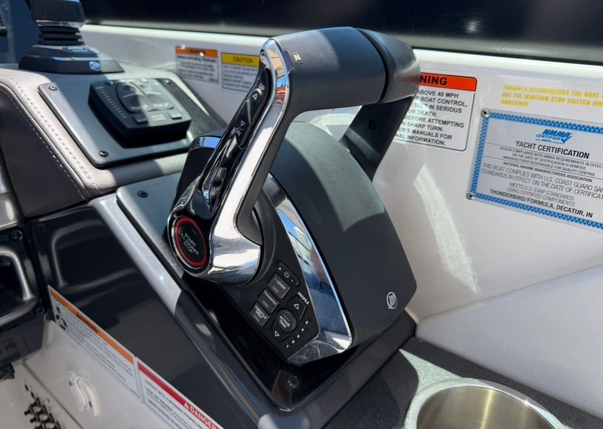 2025 Formula 330 Crossover Bowrider OB - 12